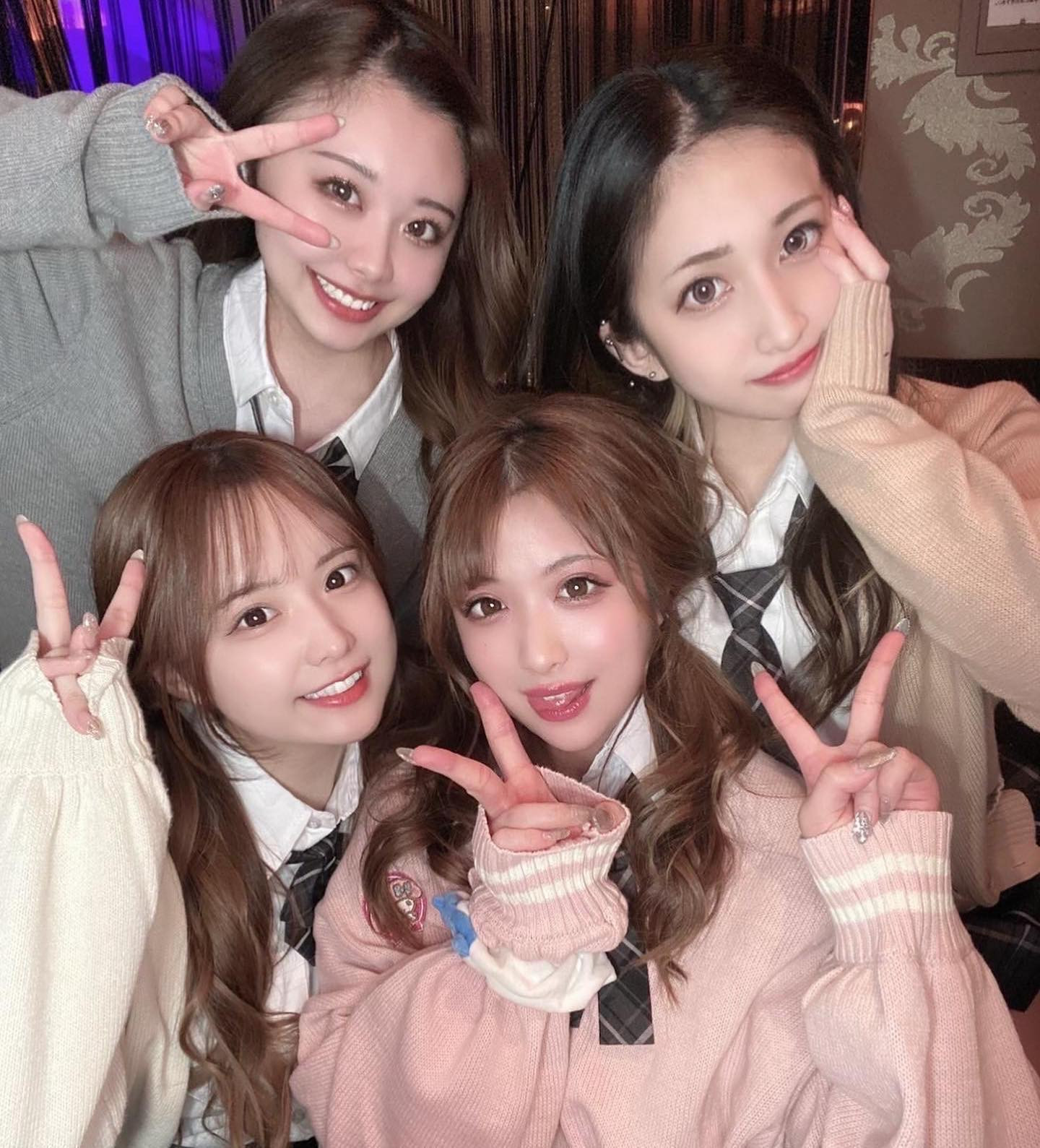 制服合わせたよん🫶🏻

打ち合わせなしで
カーディガンの色被らなかった🪄

リボン同じ柄なのに
形違うの可愛くない？🎀
.
.
#すすきの #ニュークラ嬢 #制服イベント #制服女子 #制服コスプレ #ツインテール #可愛い女の子 #学園祭 #キラプリ