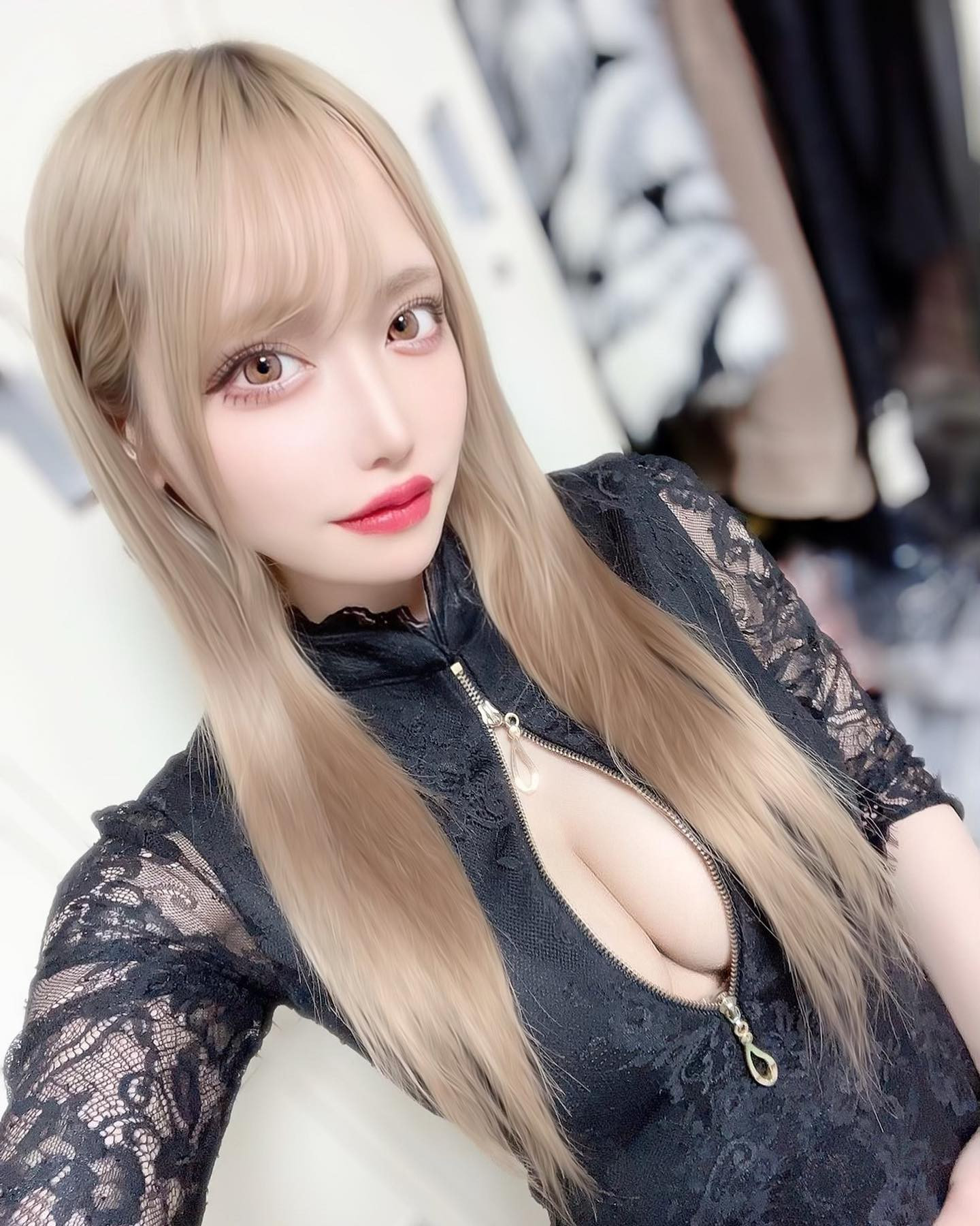 .
.

生命線は 愛だって愛だ 嘆いたって
ああでもない こうでもないな 

寂しい寂しいナンセンスDAY
.
.