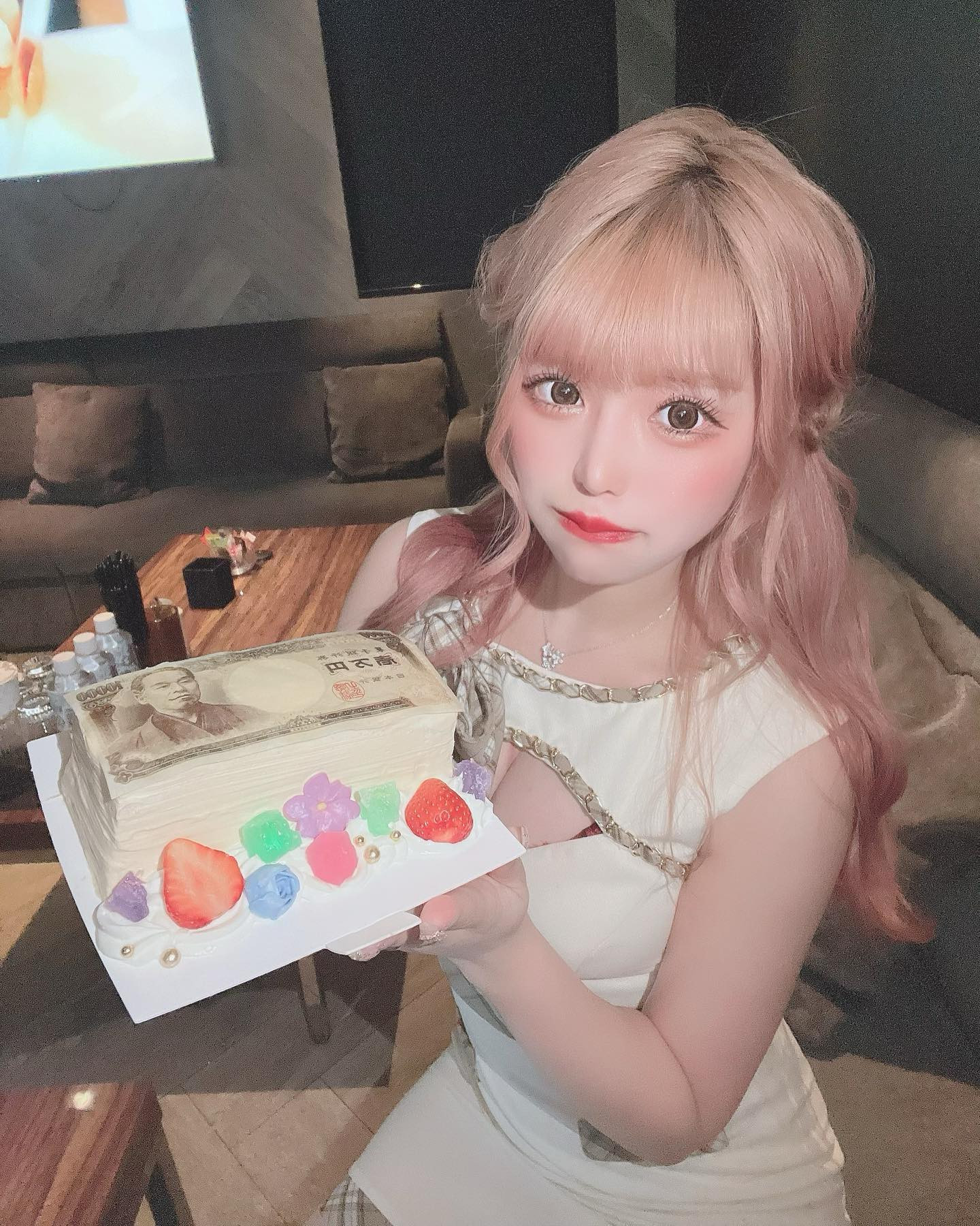 めいちゃんのところのケーキ🎂💖
かわいいしおいしい！♡
お誕生日のおかげでいっぱいたべれた( •̀ᴗ•́ )و ̑̑

#すすきの #すすきのグルメ #ニュークラブ #ニュークラ #キャバ嬢 #ホステス #札幌 #歌舞伎町 #ポケパラ #ナイツ #ギャル #かわいい #あざとい系女子 #札幌#観光 #シティーグループ #すすきのキャバ嬢 #プレミア#クラブプレミア#followme#instagood #instalike #premier #一ノ瀬愛梨 #ぷにぷにあいり