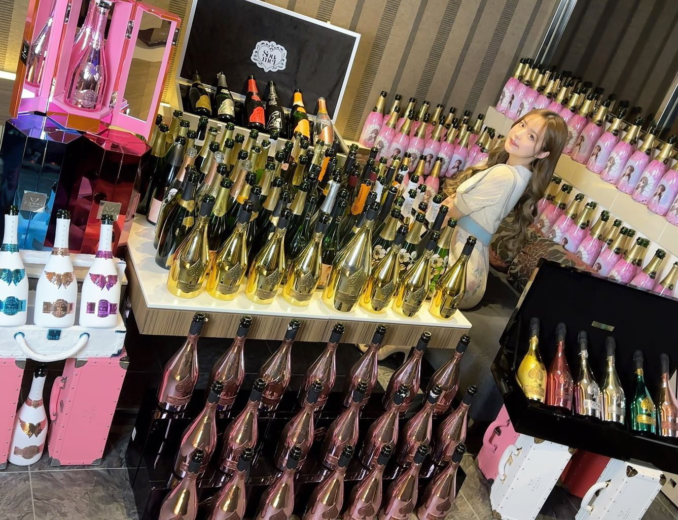 改めてお誕生日
ありがとうございました👑*ﾟ

そこのあなたがいれてくれた
ボトルも載ってるかな？

シャンパン並べてくれた
黒服さんたちありがとう〜👔

アルマンドアタッシュは
お客様があけなくていいよって
プレゼントしてくれたよ♡
.
.
#キャバ嬢 #すすきのキャバ嬢 #ニュークラ #シャンパン #シャンパンタワー #水商売 #かわいい女の子