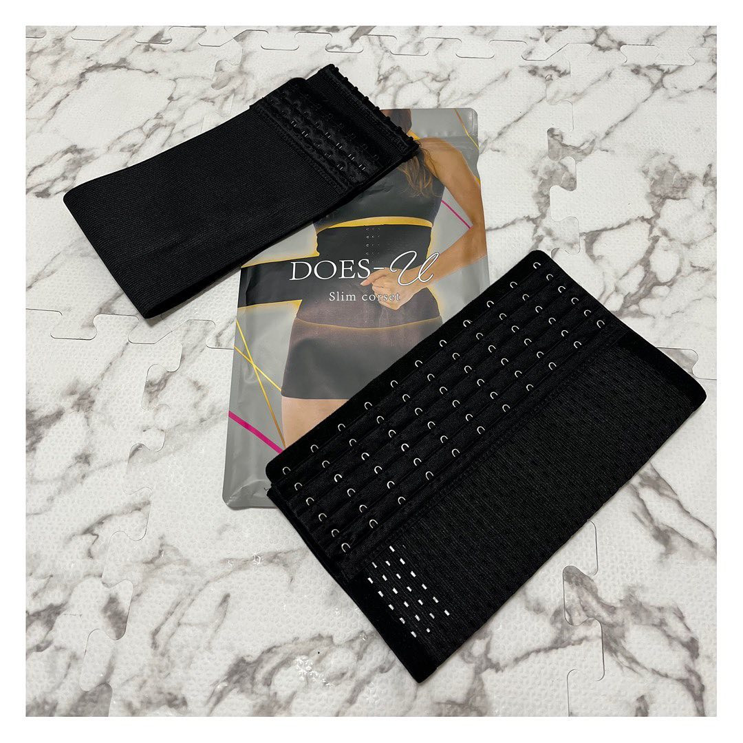 ○日に撮影あるから引き締めないと！
と思ってても気がついたら
撮影前日になってる😗😗😗
画面上で細いって言われるには
思ってる以上に痩せないと
本当に心無い言葉とか
レビューに書かれるからね🥲
そろそろ撮影あるし
出来る所からやり始めますか🥱🫧
まずはコルセット🩶
しかもこれ通常の段階ホックに
さらにウエスト絞れるバンドが付いてるから
期待も効果も高め🥹✨️

#ドSベルト 
#ダズユースリムコルセット 
#着圧コルセット 
#DOES_U 
#トリドリベース 
#コルセット 
#ダイエット 
#ダズユー