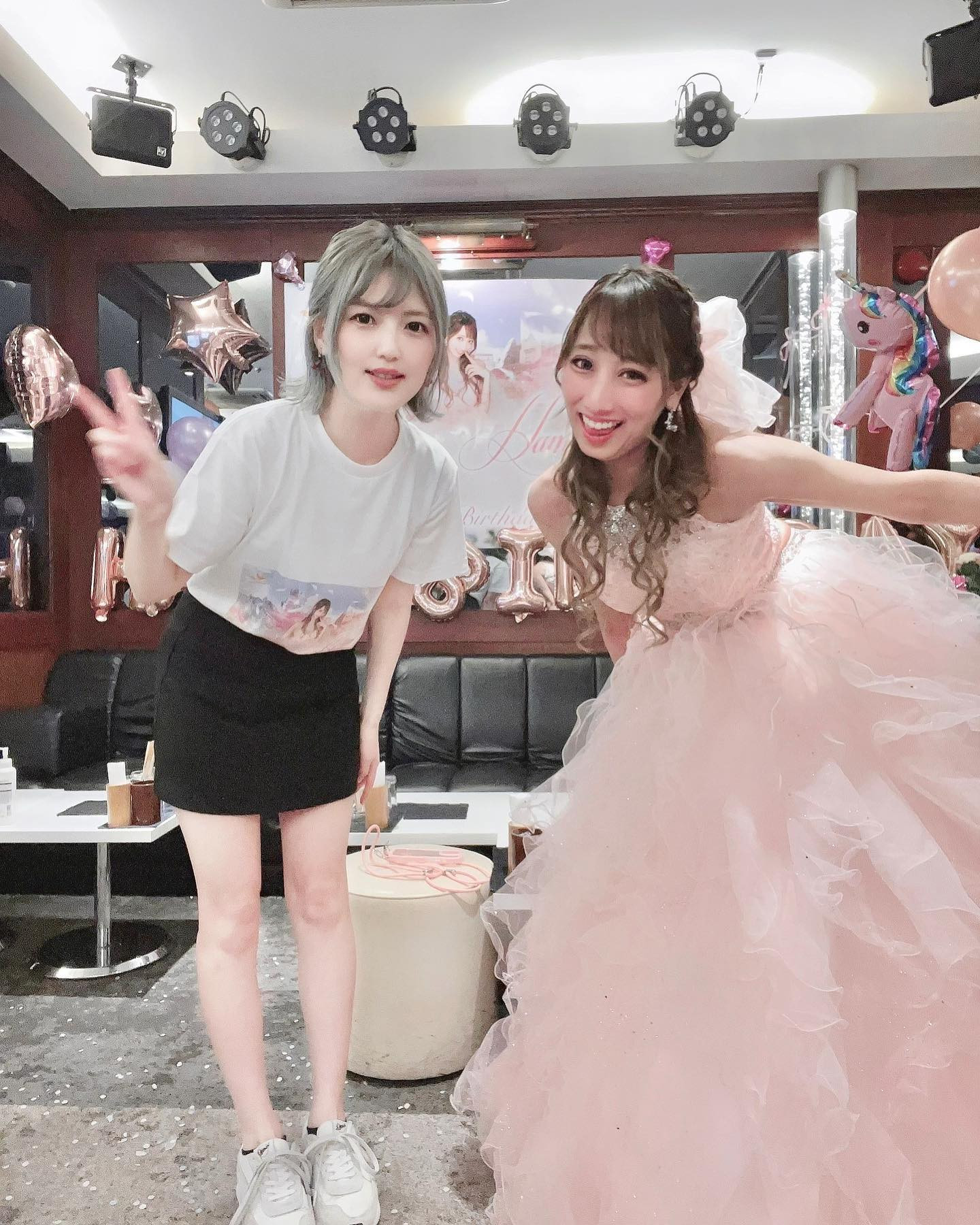 生誕イベントお手伝いしてくれた
大好きな青山こはるちゃんと
最後に撮ったお気に入りの一枚🎀💖

こはるんありがとおおおぉ😭😭😭
だいすきいぃいぃ😭😭😭💕💕って
なってる私を支えてくれてる
このお写真めちゃくちゃすき🥹💕笑

イベントするって決めてから
こはるんめちゃくちゃ忙しいのに
いろんな企画考えてくれて
メニューや限定ステッカー作ってくれて🥲

当日も来てくれた皆とお話しながら
私のお写真や動画を密着して撮り続けて
くれてとっても素敵な動画を
すぐ贈ってくれて、、🥲🎁⋆*

お誕生日カウントダウン配信