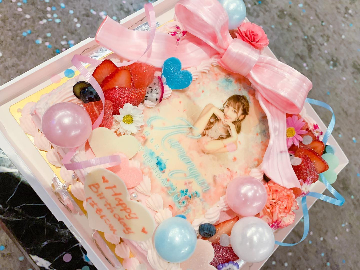 バースデーケーキ- ̗̀ 🎂 ̖́-
ピンクのドレスで水色のお花な
バースデー写真にあわせて
ピンクベースのケーキに
水色の装飾の
可愛すぎるケーキ🥹🩷🩵

いつも応援して下さってる
ファンの方から
頂きましたっっ🥰🥰
ありがとうございます(´；ω；`)🎀

今年も夜のケーキ屋さん(@juli_sasa )
が作ってくださって
とってもとっても可愛い、、😭💘

素敵なケーキ
ありがとうございます🥰🥰

#夜のケーキ屋さん #似顔絵ケーキ #生誕祭 #バースデーイベント #キャバ嬢 #バースデー #生誕 #