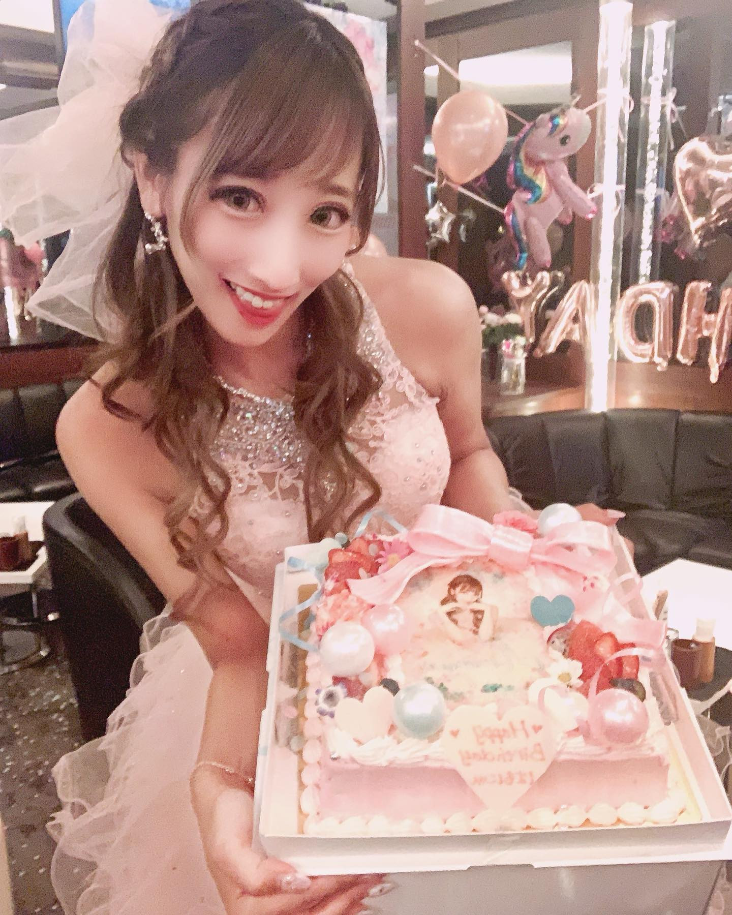 きらハッピーバースデーケーキ🎂💖
可愛いケーキ🎂が
お部屋の真ん中に飾られてて
はぴはぴだった🫶💕
ほんとに素敵なプレゼント- ̗̀🎁 ̖́-
ありがとうございます꒰  ᵒ̴̶̷̥́ ·̫ ᵒ̴̶̷̣̥̀ ꒱💕
お花とかケーキって
華やかになるし自分じゃなかなか
買わないものだから
特別な日に頂けるとほんっとに
嬉しいよね🥹𓂃🎀𓈒𓏸
女の子の夢👧💗💐🎂💕

そして夜のケーキ屋さんの
ケーキがもうほんっとに可愛くて
大ファン💞
お誕生日だけじゃなく
いろんなシーンに対応してくれるし
だいすきですっっ💓💓
い