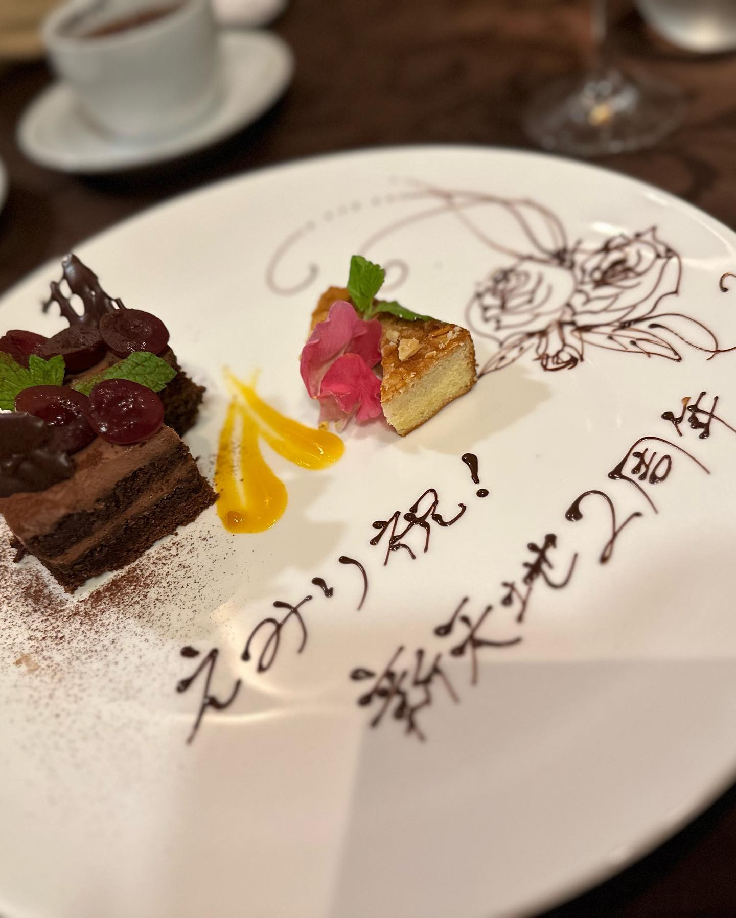 .
.
髪の毛暗くなりましたねって
店員さんが覚えててくれた✨
.
周りの人の小さな変化にも
すぐ気づいてあげられる人に
なりたいなー😊🩷🪽
.
.
#大阪#ミナミ#キャバクラ#キャバ嬢 #キャバ#大阪キャバクラ#ミナミキャバクラ#北新地キャバクラ#大阪キャバ嬢#ミナミキャバ嬢#北新地キャバ嬢#華月えみり#カイザー#カイザーグループ#アンジュール#アンジュールミナミ#unjourミナミ#unjourminami#圧倒的 #心斎橋グルメ#法善寺横丁#法善寺横丁グルメ #カルコス#心斎橋フレンチ#大阪フレンチ