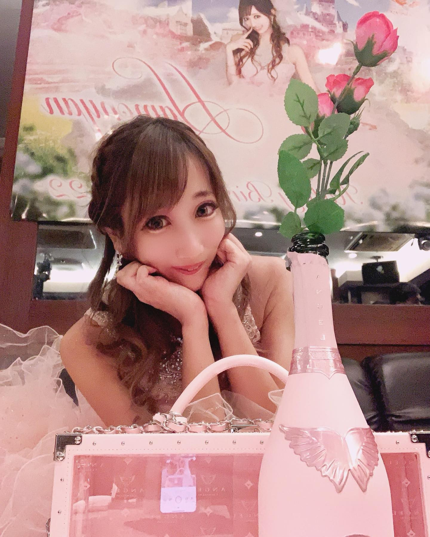 生誕イベント後に三浦店長と
担当の吉澤さんと☺️
集合写真撮る時に隣だった三浦店長が
「はものポーズあるの？」って
聞いてきてくれて
これ！！👐😆💕って
懐かしのあまえたポーズしたら
してくれて
見返したらこの写真の時も
してくれてて嬉しかった優しい🥹笑

でもはもの重加工かかっちゃった
ごめんなさい(｡•́ω•̀｡)笑

この日にこのドレスとあわせて
エンジェルと写真撮るってずっと決めてて
入れてもらったのに
バタバタしてたのと
酔っ払って当日すっかり忘れてて🥲🥲
片付けてる時に
飾られてるエンジェルみ