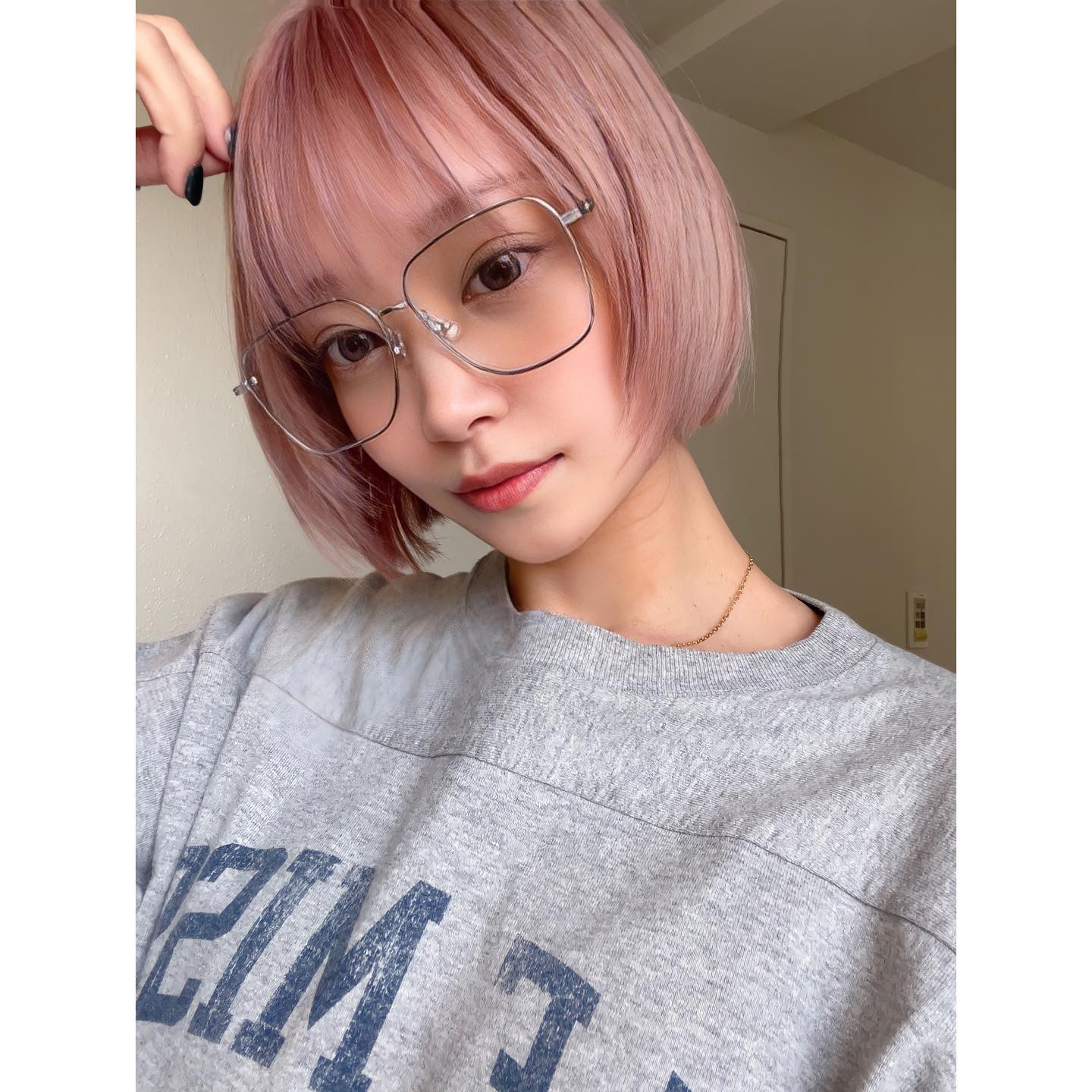 .
.
久しぶりに髪色変えた🧠💓
数日で色落ちするから
それまで全力で楽しもう❕
.
あとこのメガネ届いてから
ほぼ毎日使ってるなぁ👓
最近で1番のお気に入り🤤🤤
.