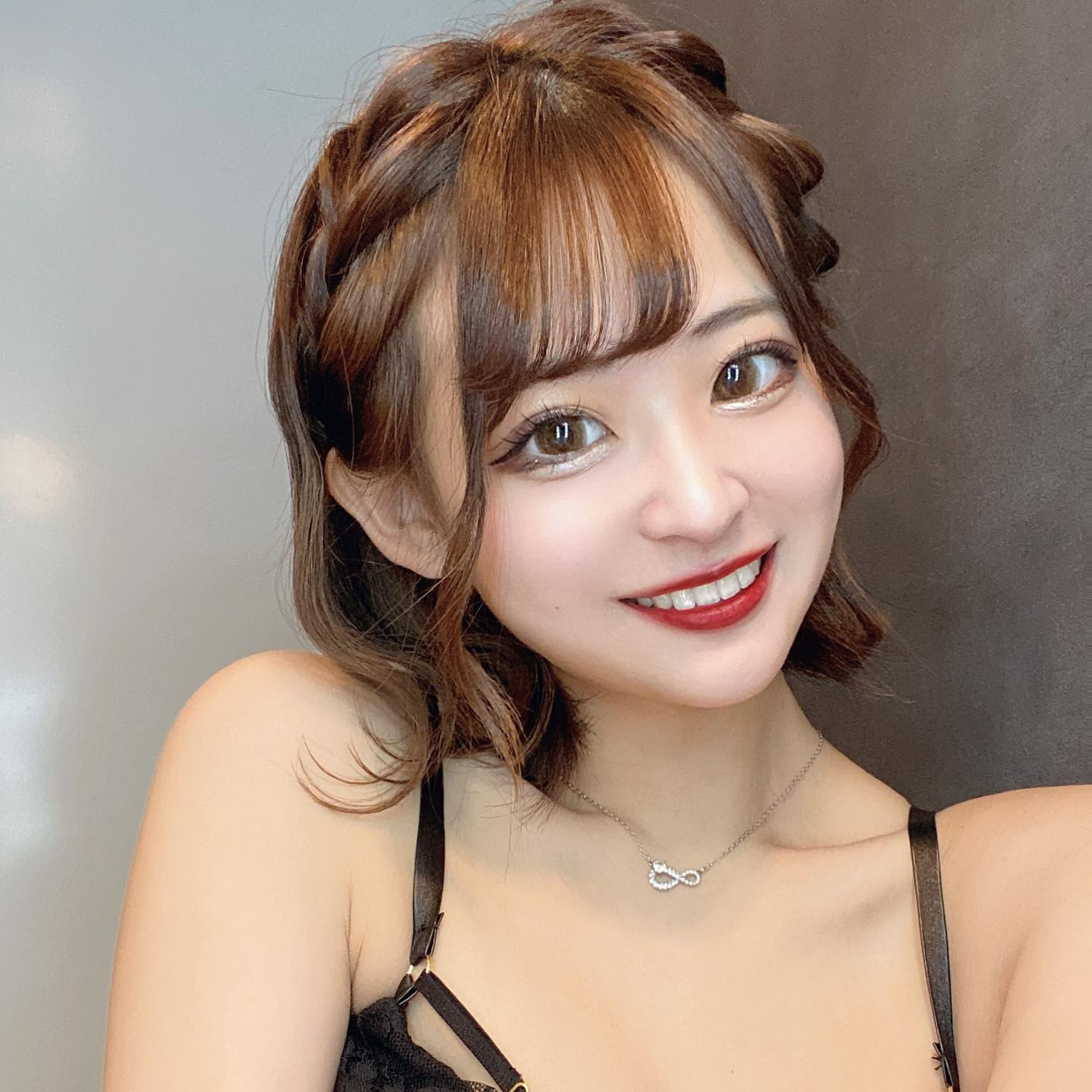 .
.
.

５月からずっと投稿しなきゃ
ブログ書かなきゃ、、て思ってるけど
なーんにもできなかった！笑
毎日寝て起きて出勤しての毎日だけど
まろさんが先月後半からずーっと
まなかの髪の毛可愛くしてくれるから
頑張れてるいつもありがとうございます🥺💖
今月もまなかにラッキーハッピーが訪れますように❕