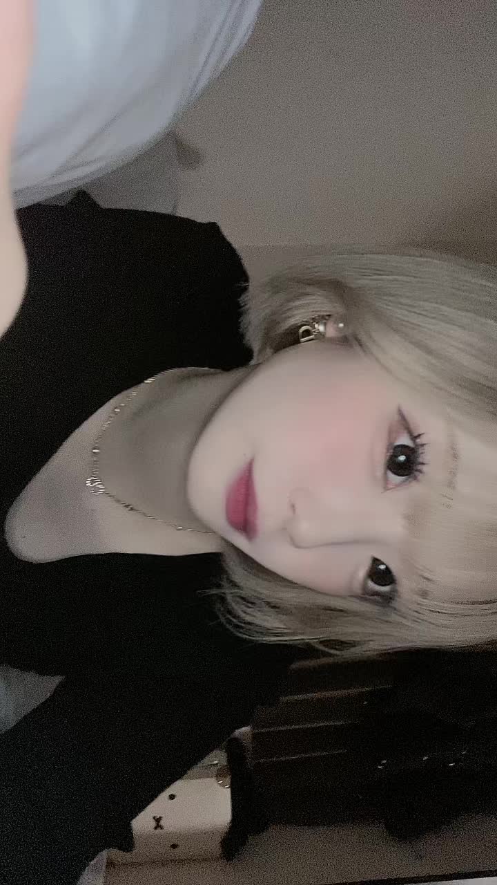 髪伸びたなぁ🥺もう2度と金髪にしない