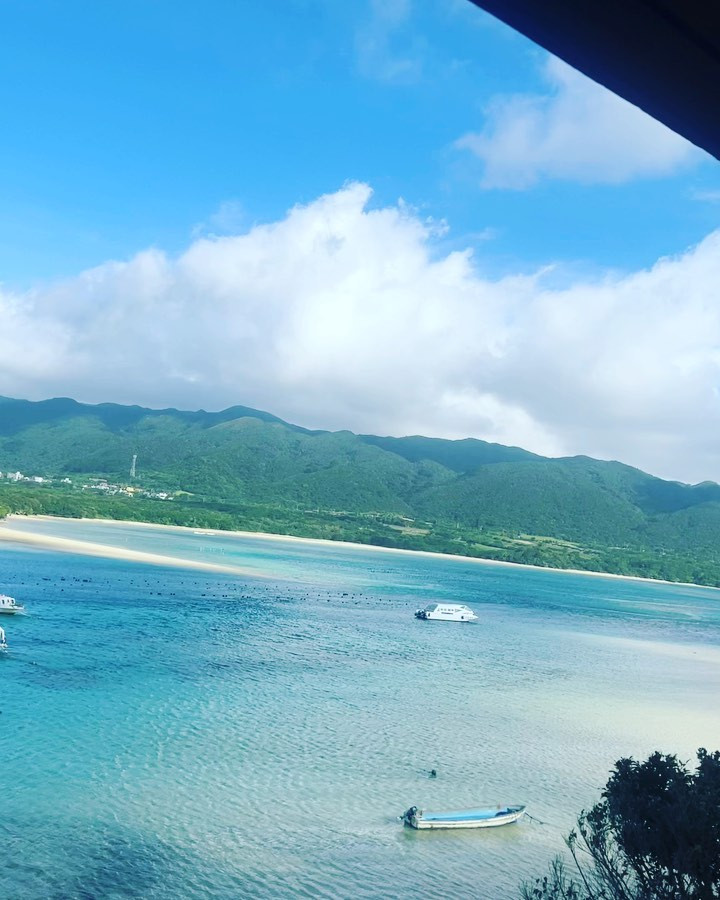 #川平湾 #川平湾綺麗すぎ 
.
.
お天気に恵まれた石垣島一日目☀️
お昼の仕事のみなさま総勢100名近くで石垣島へ✈️✨
.
.
グループに分かれてうちのグループは川平湾へ🌊✨
日本百景らしく聞いていた以上に美しかった〜...🥹✨
.
.
また絶対に来ようと決めた場所☝️
つぎは船乗りたいしsup🏄‍♂️やりたい😚
.
.
.
.
.
.
.
.
.
#石垣島 
#川平 
#研修旅行 
#ショート女子 
#エクステ 
#新宿キャバクラ 
#キャバクラ 
#アネラ 
#グラビア 
#gravure 
#