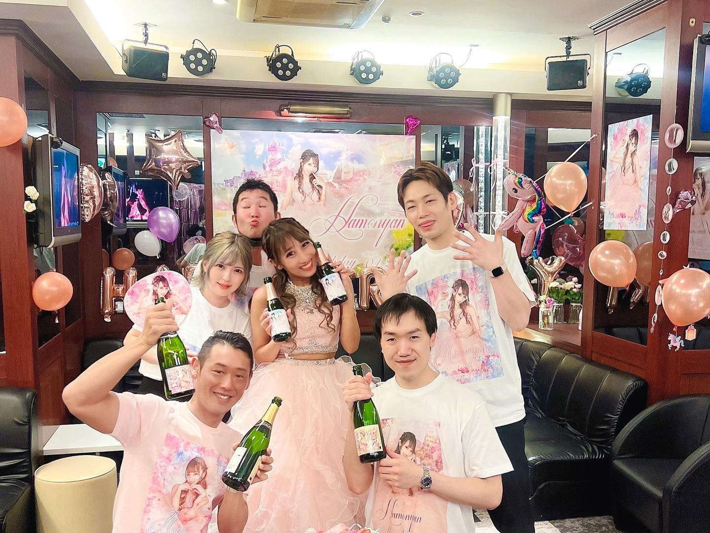 生誕イベント支えてくれた大好きな皆と💛
みんな疲れてるのに可愛いお部屋作って
くれてイベント中も支えてくれた🥲🩷

老舗であるフェニックスで
こういう初めての試みのイベントをやる事は
自分的にも大丈夫かなって最初とっても
不安だったし、
その歴史に傷をつけてしまったら
どうしようって気持ちで
いっぱいだった(´•ω•`)💭⸒⸒

時々自信がなくなって
ネガティブになる時もあって、、

でもこはるんや三浦店長、吉澤さんが
「楽しみ～！！😆」って
何回も言ってくれてたから、
私も、私が1番楽しまなきゃじゃん！