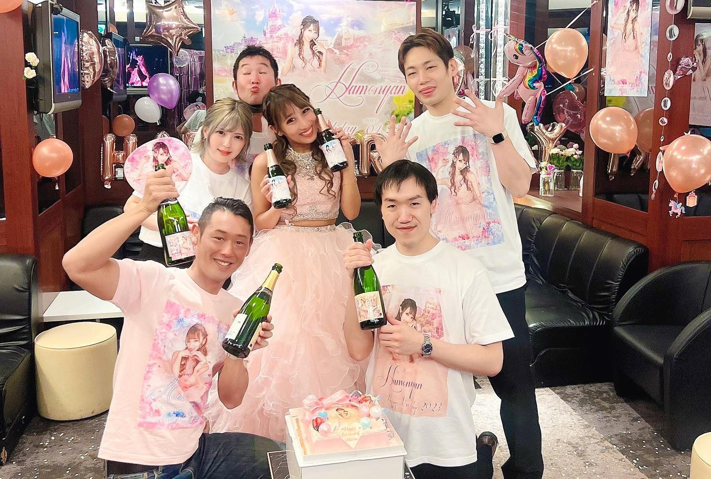 生誕イベント支えてくれた大好きな皆と💛
みんな疲れてるのに可愛いお部屋作って
くれてイベント中も支えてくれた🥲🩷

老舗であるフェニックスで
こういう初めての試みのイベントをやる事は
自分的にも大丈夫かなって最初とっても
不安だったし、
その歴史に傷をつけてしまったら
どうしようって気持ちで
いっぱいだった(´•ω•`)💭⸒⸒

時々自信がなくなって
ネガティブになる時もあって、、

でもこはるんや三浦店長、吉澤さんが
「楽しみ～！！😆」って
何回も言ってくれてたから、
私も、私が1番楽しまなきゃじゃん！