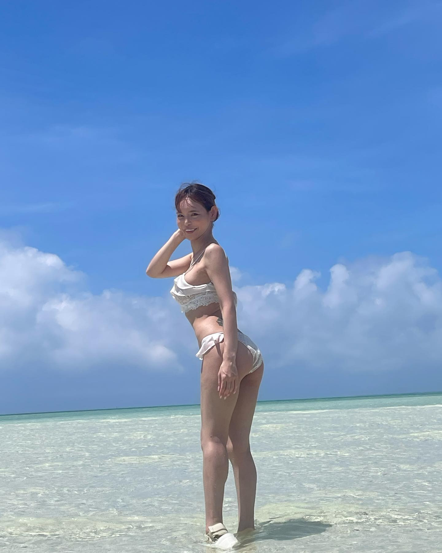 岸までよーいドン！
.
.
.
のポーズして！がこれになった🌊
離れた砂浜まで遠浅だったからみんなで泳いだ☝️
.
.
.
.
日本じゃないみたいに美しかった🫶✨
.
.
.
.
.
.
.
.
.
.
#石垣島 
#竹富島観光 
#研修旅行 
#ショート女子 
#エクステ 
#新宿キャバクラ 
#キャバクラ 
#アネラ 
#グラビア 
#gravure 
#日本的 
#性感 
#浴衣 
#新宿キャバ嬢 
#歌舞伎町 
#新宿 #六本木 
#中州 
#すすきの 
#筋トレ女子 
#益若つばさ 
#美容外科