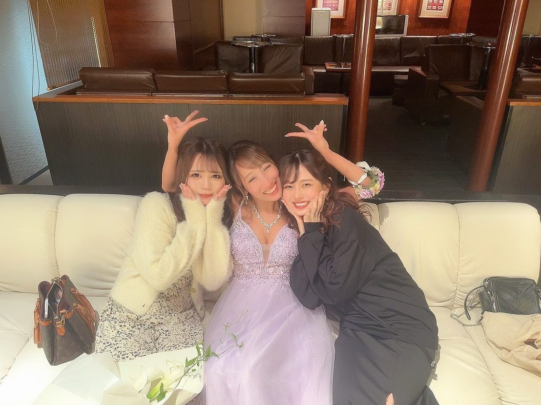 たまちゃんとななせちゃん🤍
お誕生日当日に
2人から頂いたお花💐*·̩͙𓈒𓂂𓏸

ポケパラのblogにも書いたけど
私が紫のドレスだから
映えるように白で、
はもに合うお花って
たくさん考えてお花屋さんの
お兄さんと相談して何回も
作り直したって聞いてもう、、
(´；ω；`)🤍💜

そうやって考えて貰えるのが
嬉しくてお家に飾って
見る度にパワー貰ってた🥹✨️

当日終わるまで待っててくれて🥲
このお写真とぉってもお気に入りで
終わってから見返したら
泣きそうになるくい
嬉しかった🥲😭🩷

2人はいつも天