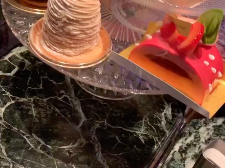 ほんとに大好きすぎる
ともにゃん𝐆𝐢𝐫𝐥𝐬🥹🎀💖
豪華メンバー集結😭😭💖💖💖

黒服さんに案内され
お邪魔すると
大好きなみんなが大集結で
いきなりの豪華なケーキが
みんなのお歌と共に出てきて
プレゼントの嵐で
もう訳分からんくて
ほんとに嬉しかった🥲🥲😭😭💖

まさかのサプライズで
言葉にならず呆然としてたけど
昔のバースデーで
辛かった時のことが蘇ってきて笑、
こんなにみーーーんなが
お祝いしてくれて
なんて幸せなんだろう、っていう
気持ちと信じられなさと
ほんとにフェニックス入って
良かった、、って