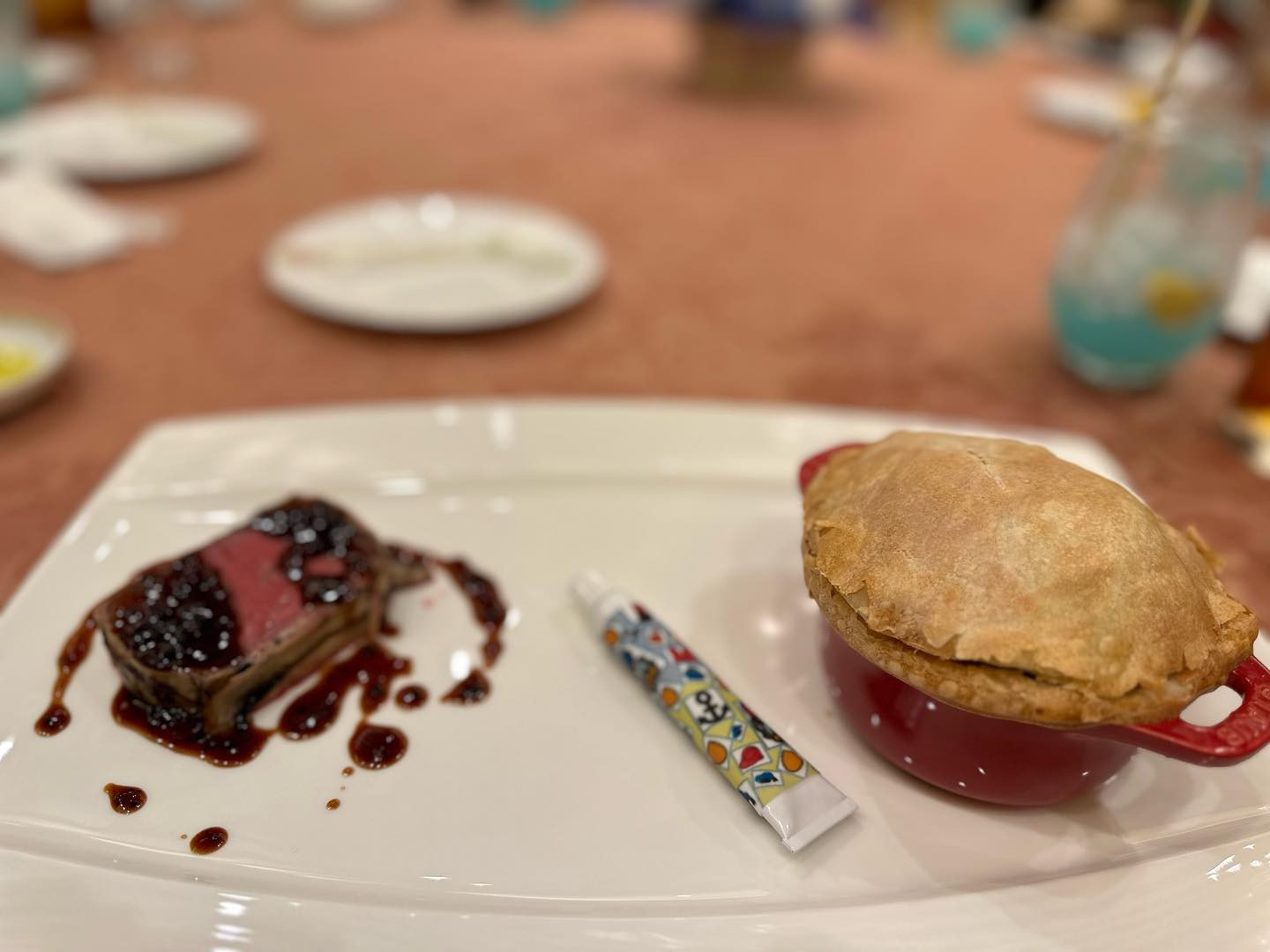 さきちゃんのお誕生日会🧜‍♀️🪸🩵
セレブレーションダイニングで
ドナちゃんと一緒にさきちゃんを
お祝いさせて頂いて
幸せ空間っ🥹🩵🩵

ミッキー、ミニー、ドナちゃんと
素敵な会にご招待頂き、
何よりも大好きな
さきちゃんのお誕生日を
お祝いできることがとっても
とっても幸せです😭😭💓💓💓

セレブレーションダイニングは
今年度で終了だそうで🥲
毎回心に残る素敵な時間でした💓

とにかくお料理が美味しくて
可愛くて芸術で、、💓
みんなでわいわい落書きしたり
色塗りしたり遊び心ある
ディズニーらしいお料理に