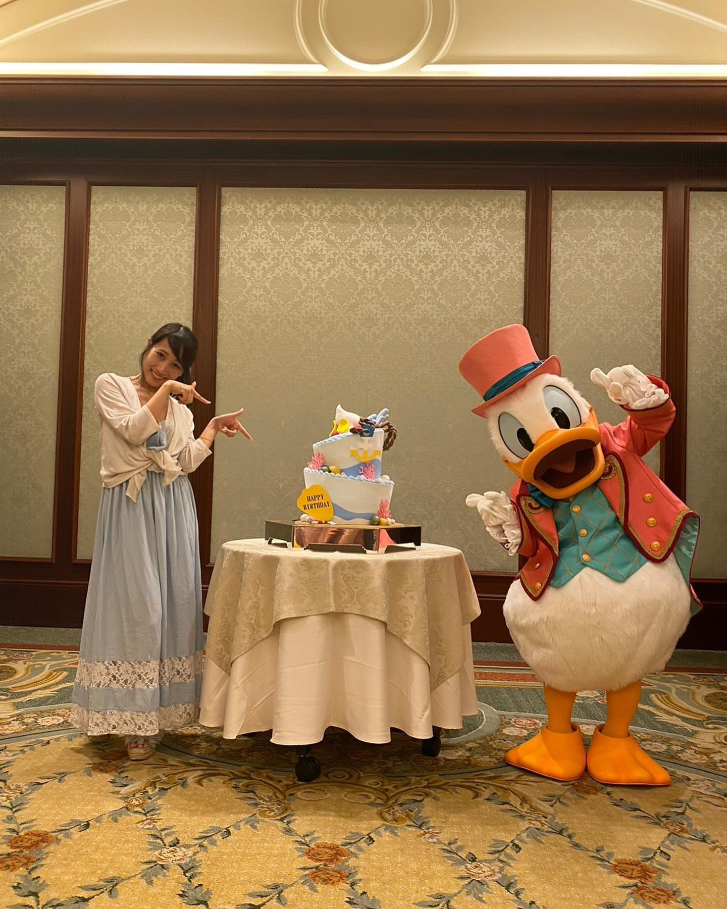 ディズニーランドホテルの
セレブレーションダイニングの
お料理が素晴らしかったので
投稿にも載せておきますっ🩵

全部ではなくて縦のお写真の1部🥰

1枚目は
ドナルドが植木鉢で遊んでて
倒してしまったってストーリー
なんだって𓅯 ⸒⸒
きゃわいい🥹🌱💓

■ アミューズ ブーシュ

■ 鮪のレアグリルと雲丹のブランマンジェ オリーヴクランブルと彩り野菜を散りばめて

■ オマール海老のスフレ マンゴーヨーグルトソース添え

■ 軽くスモークしたサーモンのアーモンドクラスト焼き サフラン風味のコンソメ仕立