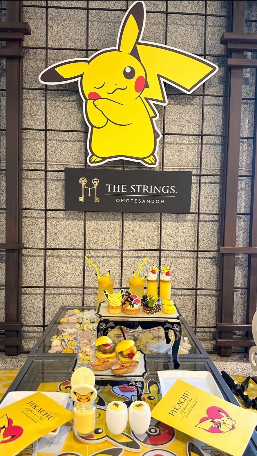 ストリングス表参道の期間限定
ピカチュウアフタヌーンティー☕️⚡️💛
お料理もとぉっても可愛くて
お席も可愛くて癒されたっ🥰💓

予約とるの大変だったのに
ありがとうこはるん～😭💓💓

ストリングス表参道の
アフタヌーンティー可愛いし好き💓

また行こう～🥰🥰
デザートは流したら
チョコが割れてピカチュウがこんにちは
するシステムだったんだけど
後回しにしてたら
ソースが冷めちゃってたみたいで
チョコ割れなかった🥺💔笑

こはるんの綺麗に割れて
楽しかった🥰🥰

#ストリングス表参道 #アフタヌーンティー