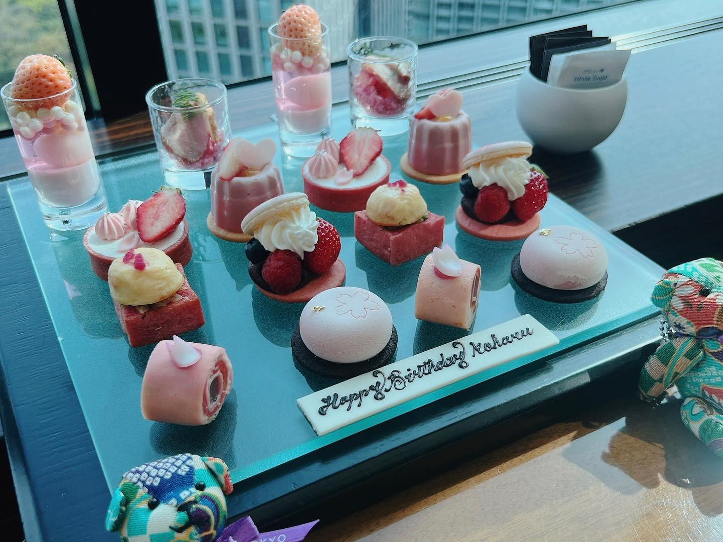 こはるんのお誕生日お祝い🫖🎂✧︎
コンラッド東京で
さくらアフタヌーンティー🌸🍓💕
いちごとさくらのピンクの
アフタヌーンティー
どのお料理も凝ってて可愛かった💓

こはるんお誕生日おめでとう🍰💗
ライバー仲間として出逢って
ここまで一緒に頑張ってきた戦友💓

こはるん忙しいのに
キャバ嬢としてのアドバイスも
LIVE配信でのアドバイスも
インフルエンサーとしても
サポートしてくれてて
こんなに側で支えてくれる
こはるんのためにも
頑張ろうっていつも思う🥲💓

どんな時も冷静に私の事
みててくれて
会うと