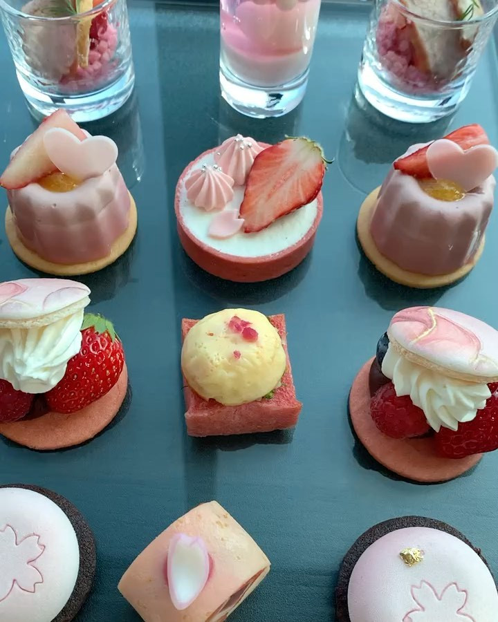 コンラッド東京の
さくらアフタヌーンティー𓂃🌸𓈒𓏸

4月に行った時の🌸🍃

こはるんのお誕生日🎀🤍
可愛かった、、🥹💕💕

#青山こはる #コンラッド東京 #コンラッド東京アフタヌーンティー #アフタヌーンティー #アフタヌーンティーティールーム #ライバー #ライバー女子 #さくらのアフタヌーンティー #キャバ嬢 #歌舞伎町 #インフルエンサー #スイーツビュッフェ #ホテルビュッフェ #ホテルランチ #tokyocafe #東京カフェ #東京グルメ #東京ランチ #conradhotels #con