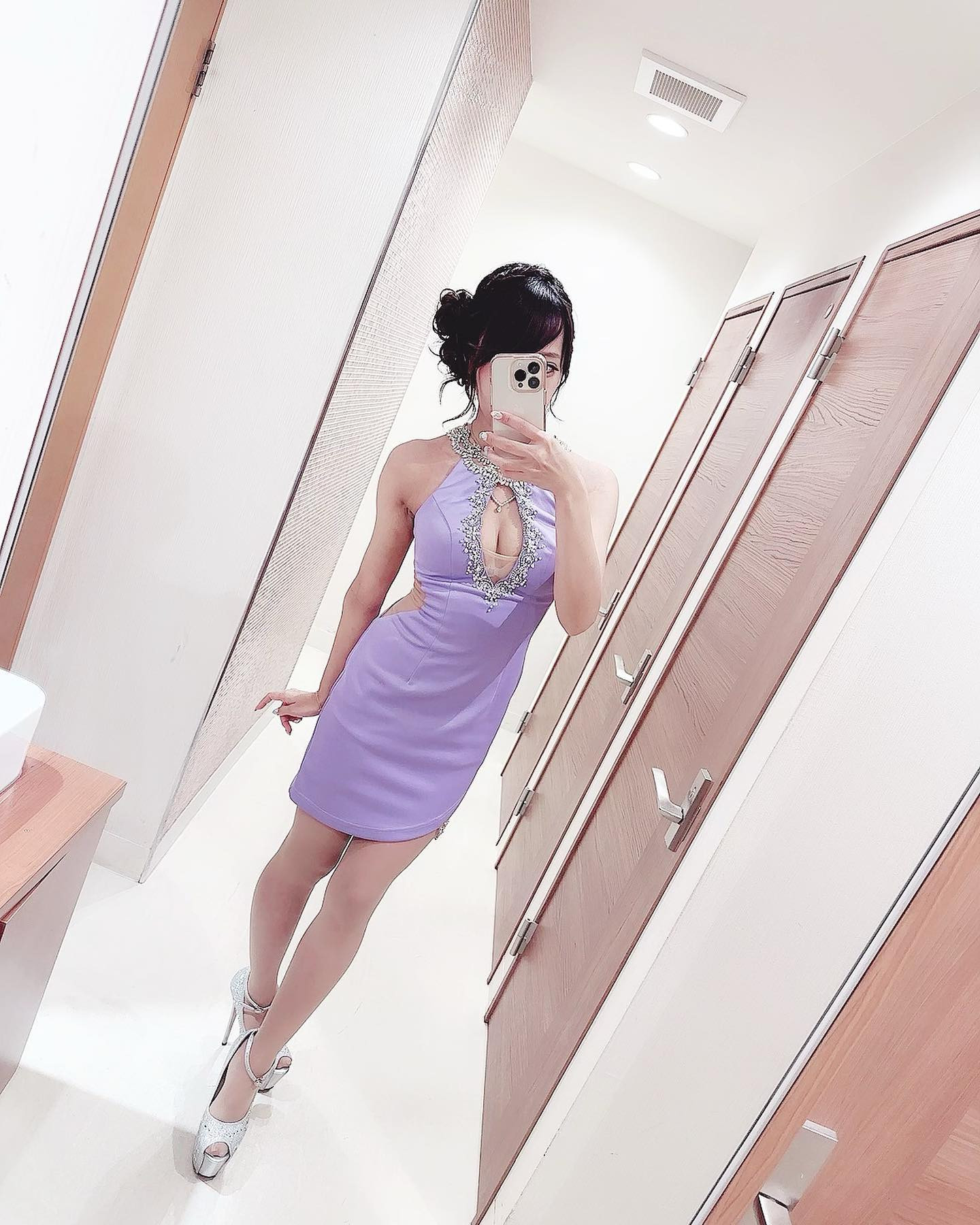 ライラック💜
春に一目見た時可愛すぎて
早く着たくてどれ買うか悩んでたら
悩みすぎて出遅れちゃった🥲笑

ラプンツェルColor💜
きゃわいい👸💐💕
胸元の華やかなビジューが好き✧︎*。

#エンジェルアール #angelr #キャバクラ #キャバクラ嬢 #キャバクラドレス #キャバドレス通販 #キャバドレス #池袋キャバクラ #歌舞伎 #歌舞伎町 #歌舞伎町キャバ嬢 #池袋 #水商売 #夜職 #ドレス #ヘアメイク #ルーズアップ #アップヘア #ヘアメ #パープルコーデ #dressup #hairm