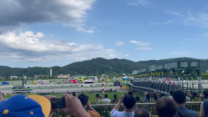 💙

福島競馬🏇🤍

はじめての福島競馬場〜！✨
競馬場が小さい分、
めちゃくちゃ見やすい！👀

とにかく灼熱すぎてずっと飲酒🍻
屋台もいっぱいあっていろいろ食べて
ただのテーマパークに来た人だった。笑

秋開催も行きたいねぇ🍂

〜snack NODOKA〜
📌営業時間：20時～25時
📌定休日：日曜日
📌住所：〒951-8063
新潟県新潟市中央区古町通8番町中屋ビル2F
☎️➧0252295225

👤:【@snack.nodoka】

【🍸料金システム🥂】
■フリーセット
60分　4,000円
■