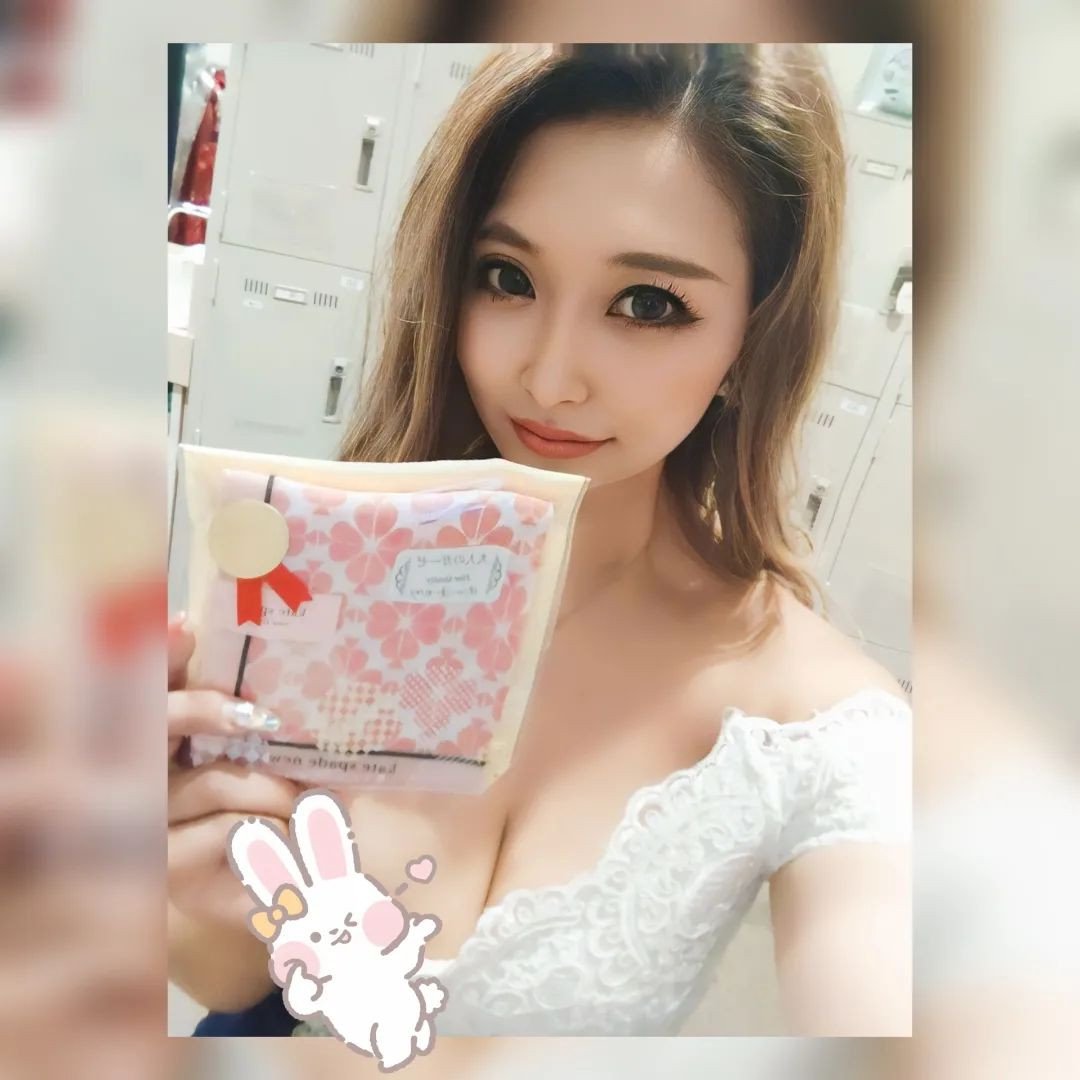 ⁡
⁡ゆり先生から素敵なハンカチプレゼントして頂いた❤⁡
⁡店で使ってるバックとお揃いにしてくれて🥺🫶🏻️✨
お気遣いの凄さが尊敬🥺✨⁡
大事に使わせて頂きます❤⁡⁡
ありがとうございます✨⁡
⁡@yuri_letoile
⁡@letoile_sinseigroup
@hibiki.group ⁡
⁡⁡#レトワール#響グループ #水川潤#美松ビル5F#札幌 #すすきの #北海道 #ニュークラブ #ニュークラ嬢 #すすきのニュークラ #ラウンジ #ラウンジ嬢 #キャバクラ #キャバ嬢 #ホステス #夜職 #