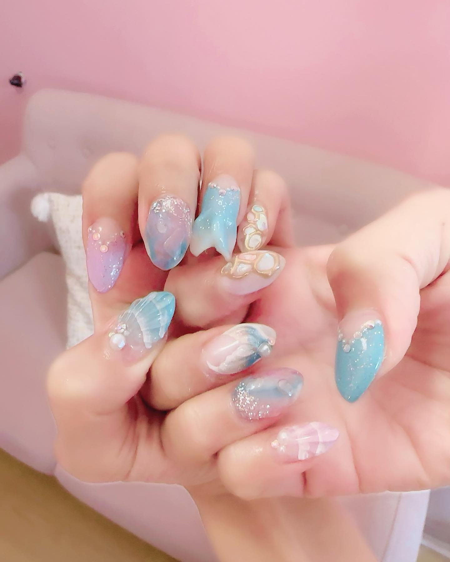 人魚の鱗nail🧜‍♀️🪸🫧
右手には人魚の尾ひれのアート°･🐠
左手は尾ひれをつけました✧︎*。
流行りのバブルネイルも🫧 ͛.*

今回もシェルも入れてもらって🐚💕

夏は特にあれもやりたい
これもやりたいなわがままな私の希望を
ちえこさんがとぉっても可愛く
叶えてくれて素敵な
キラキラサマーネイルの
出来上がりっ✧︎*。

可愛すぎてとりたくなくて
どうしよ～！😭💘💘

やっぱり夏ネイルだいすきー💓💓

#favnail 
#渋谷ネイル #ネイルサロン #japanesenail #japanese