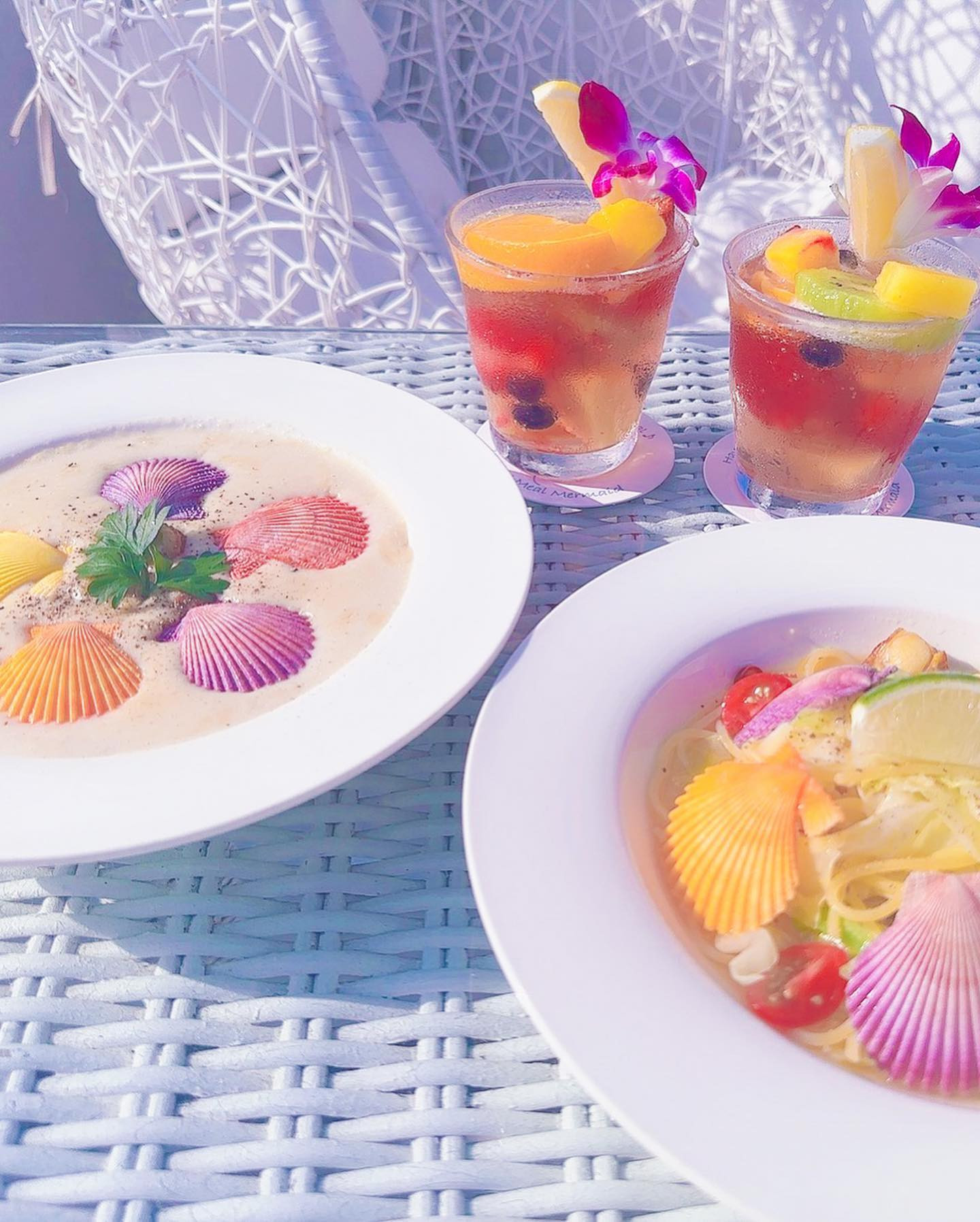 Lucky Meal Mermaid🧜‍♀️🐚
片瀬江ノ島駅 徒歩1分
@lm.mermaid_linryu 

何年もずっと行きたかった
人魚テーマのカフェレストラン🧜‍♀️🫧 ͛.*

やっと行くことができました🥹🩵

西日本でよく採れる
ヒオウギ貝、
人口の色じゃなくて
貝の自然な色なんだって😳🧡🩵💛
すごい～！🥹💓💓

🐚マーメイドスパゲッティ

自家製フュメ・ド・ポワソン、
鵠沼魚醤で仕上げた、
国産ヒオウギ貝とキャベツの
ペペロンチーノ

￥1,870

🐚マーメイドクラムチャウダー
国産ヒオ