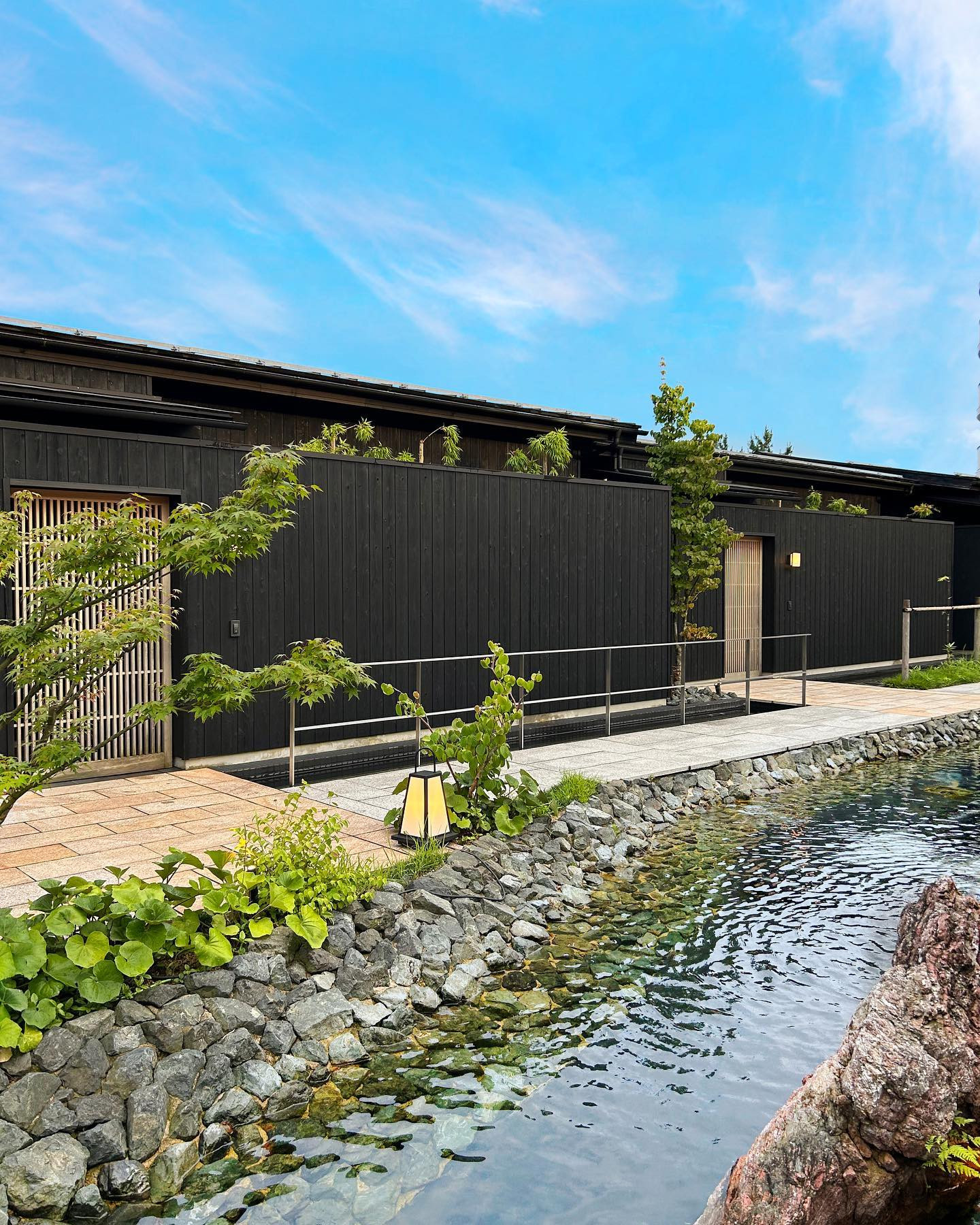  Instagramで記事を開く妃 アス...