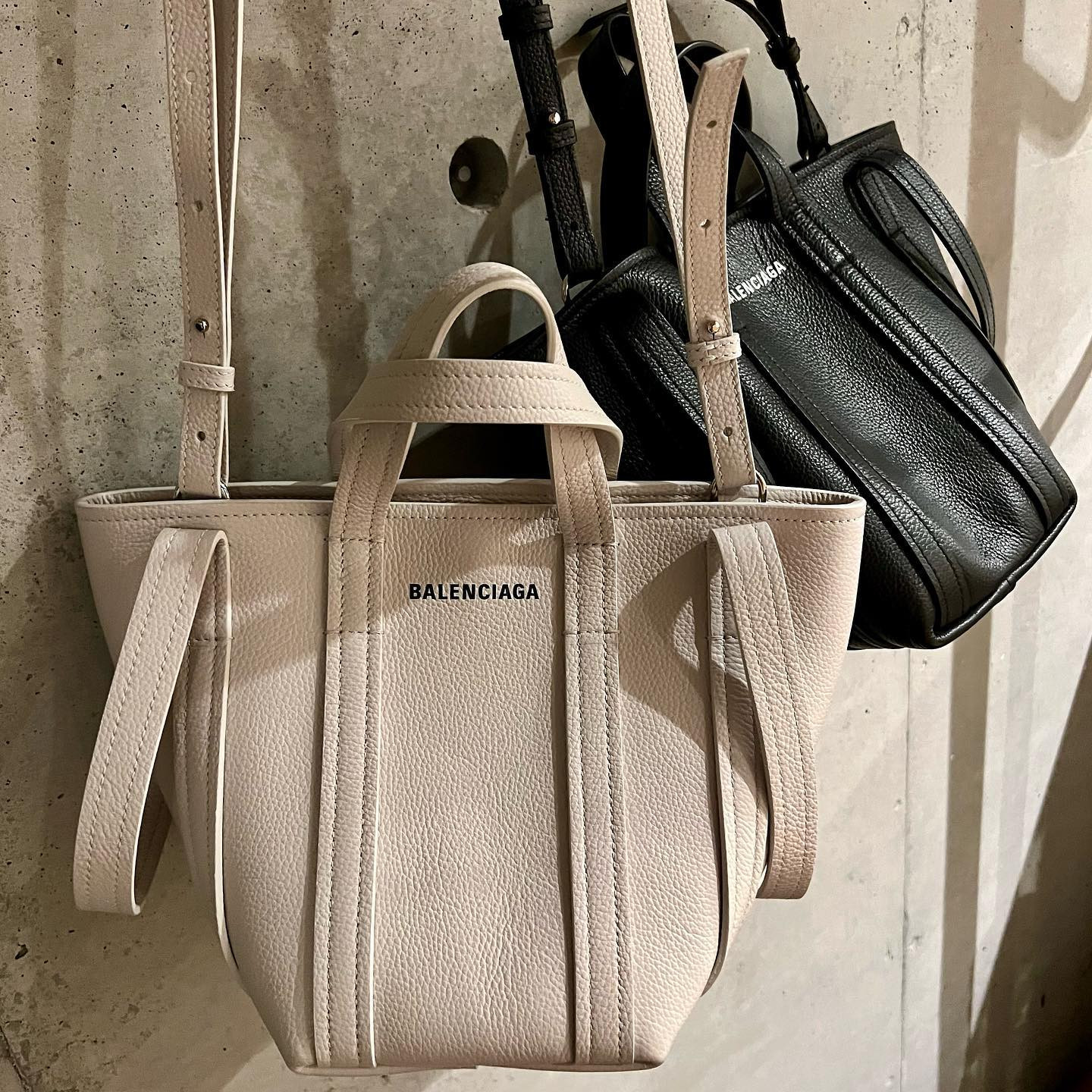.
BALENCIAGAのエブリデイトートが優秀過ぎてホワイトも手に入れた
という
また色違い
#BALENCIAGA
#エブリデイXSノースサウスショルダートート