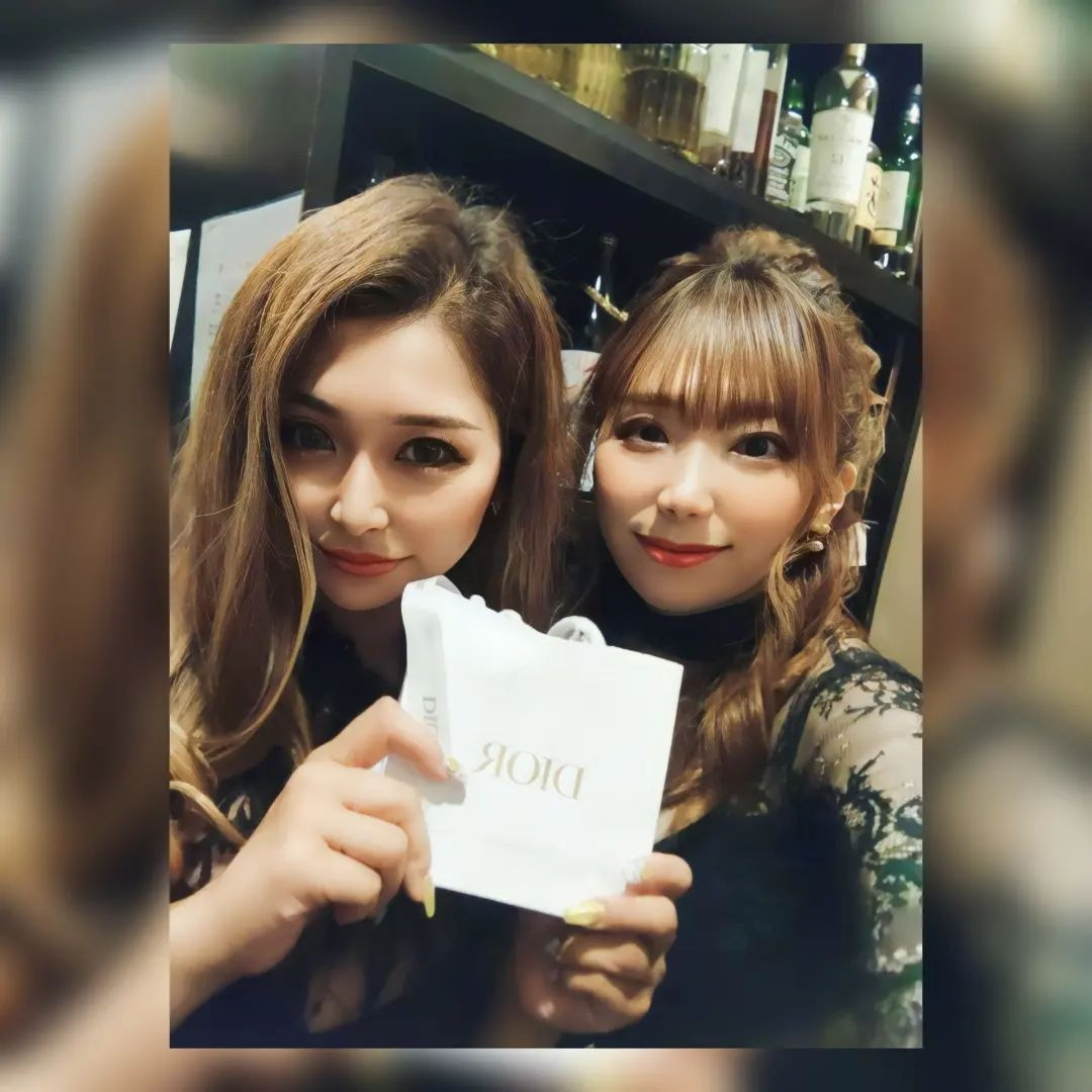 ⁡
ひなさんおかえり❤⁡
⁡⁡ひなさんから誕プレ頂いた❤⁡⁡⁡
⁡Dior可愛い〜💞⁡
⁡ありがとうございます✨⁡
⁡ひなさん復活してくれて嬉しい❤⁡
道連れにしちゃうよ❤⁡
⁡あいらぶひなさん❤⁡
⁡@hibiki.group ⁡
⁡@hina_letoile ⁡
⁡@letoile_sinseigroup ⁡
⁡#レトワール#響グループ #水川潤#美松ビル5F#札幌 #すすきの #北海道 #ニュークラブ #ニュークラ嬢 #すすきのニュークラ #ラウンジ #ラウンジ嬢 #キャバクラ #キャバ嬢 #ホステ