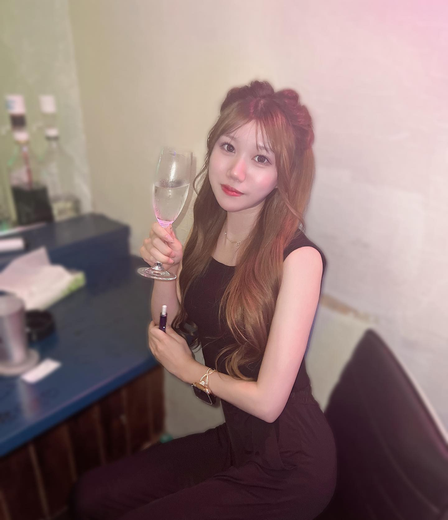 .いつも前髪ぱっかーんなる。。
こんな上品ぶってるけどグラスの中身
なんだと思う？🤫