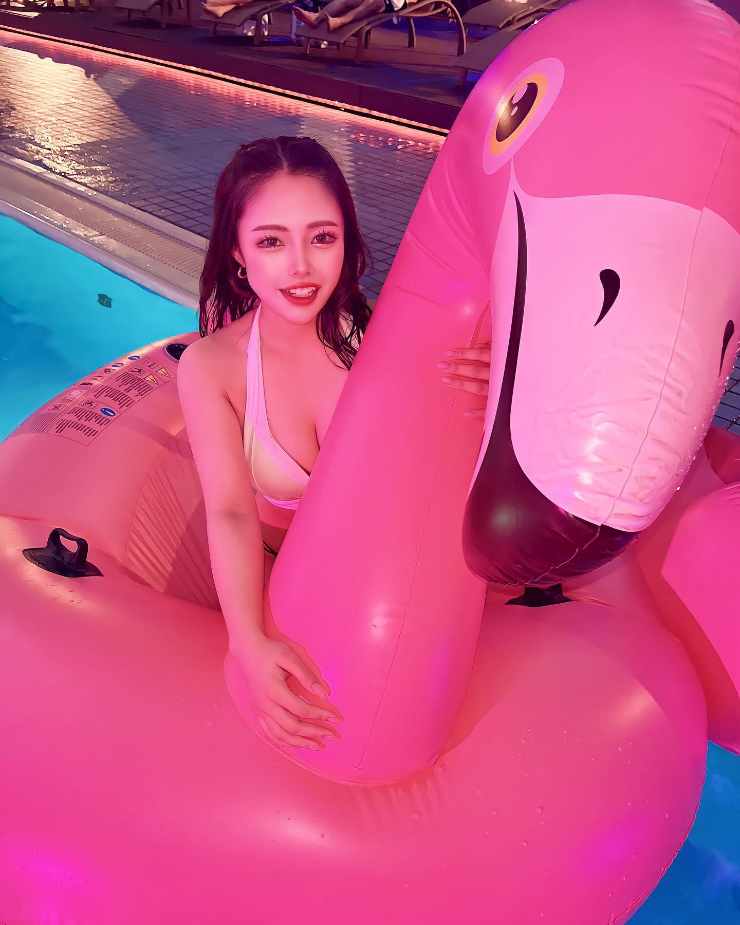 私とフラミンゴのなんとも言えない表情

今週もありがとうございました
明日からもたくさん遊んでください💟

.
.
.

#ナイトプール #品川プリンスホテル 
#新宿 #歌舞伎町 #キャバ嬢 #キャバクラ #撮影 #キャバドレス #リュアーグ #指名 #名古屋 #北新地 #すすきの #instagood #instalike #lfl #followforfollowback #いいね返し #きゃばきゃば #ドレス #水商売 #自撮り女子 #selfie #フォロー返します  #酒好きな人と繋がりたい 