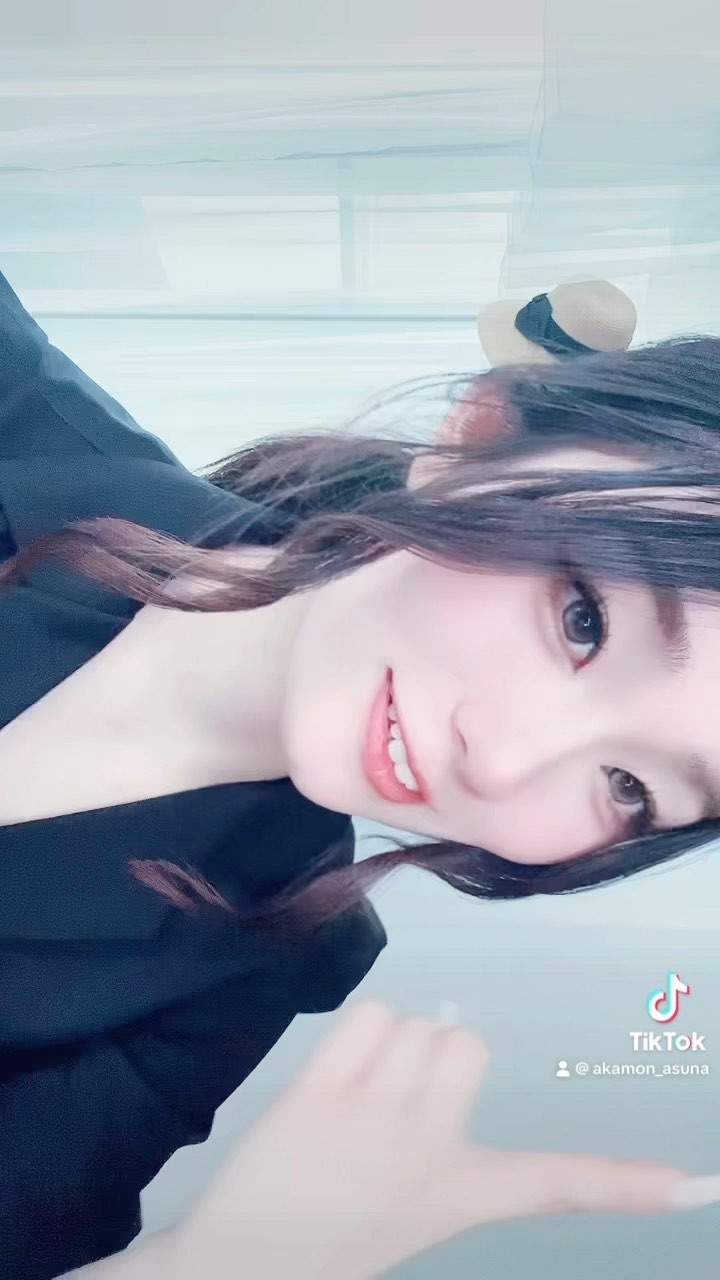  Instagramで記事を開く妃 アス...