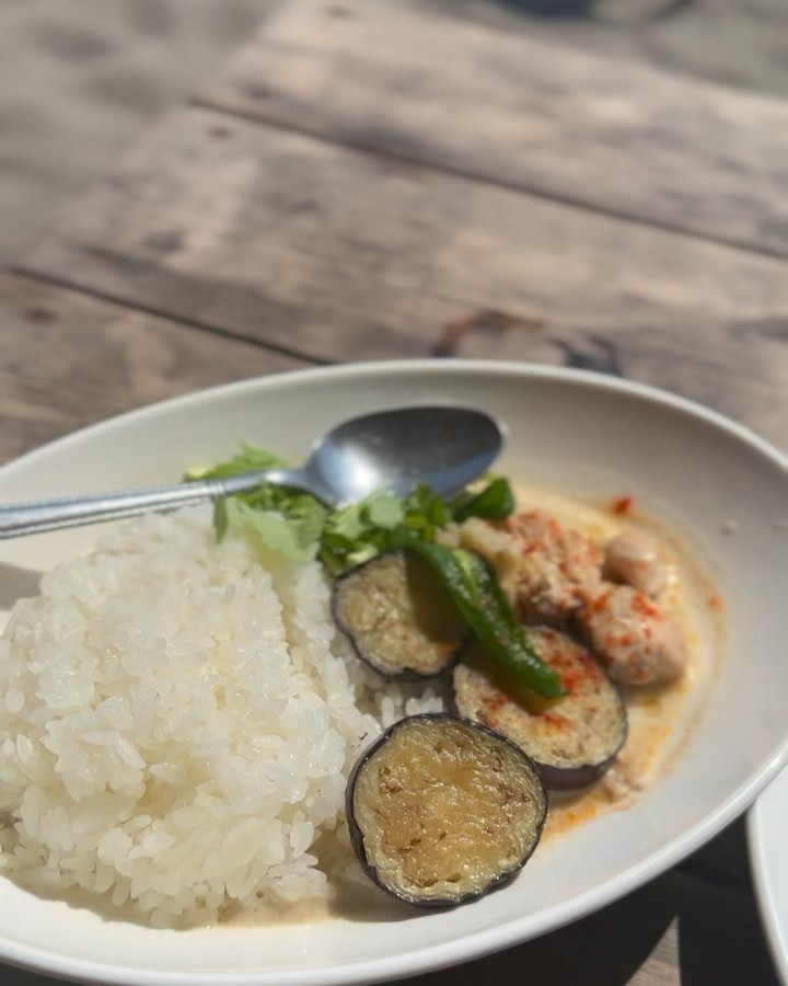 海観ながらlunch🍽🌺🏝✨️
海の家Blue moonさん🌞
お酒もお料理も雰囲気が最高で
海外にいるみたいな気分楽しめるよっ💓

海のサンセットの絶景を眺めながら
お食事もできちゃう💗
夜まで楽しめるのも最高🌃🌙✨

カオマンガイとグリーンカレー🇹🇭💕
美味しすぎた～っ😍😍
@blue_moon_hayama1997 

#一色海岸 #海 #海の家 #葉山 #鎌倉グルメ #鎌倉カフェ #鎌倉グルメ #江ノ島観光 #夏服コーデ #被写体 #撮影モデル #ポートレート撮影 #タイ料理 #キャバ嬢 #歌舞伎