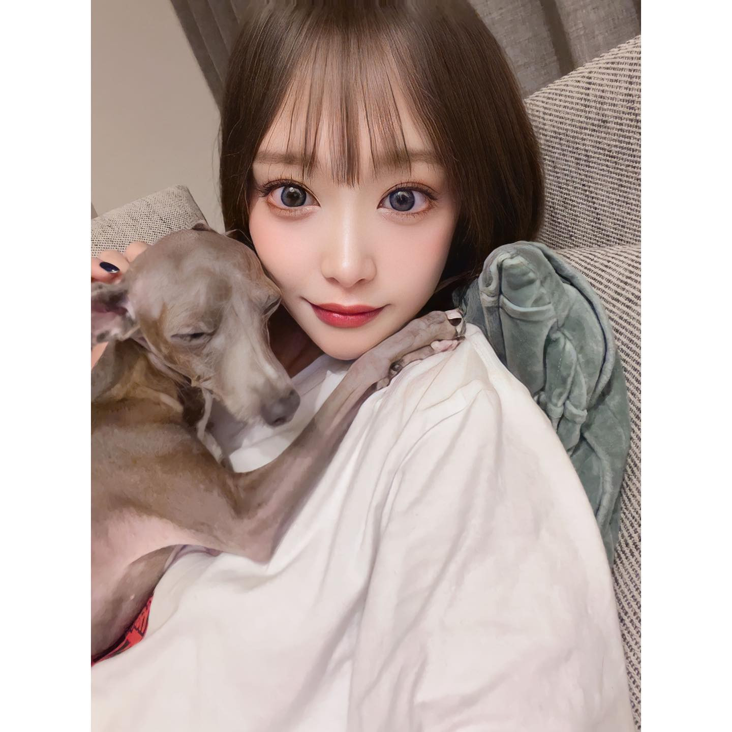 .
.
我が子よ、、
何枚撮っても目瞑るのなに？？😂
.
実物とってもかわいいのに。笑
.
ほんとお家の中でべったりさんの長女👽
母は母乳出そうだよ、出たことないけど。
.