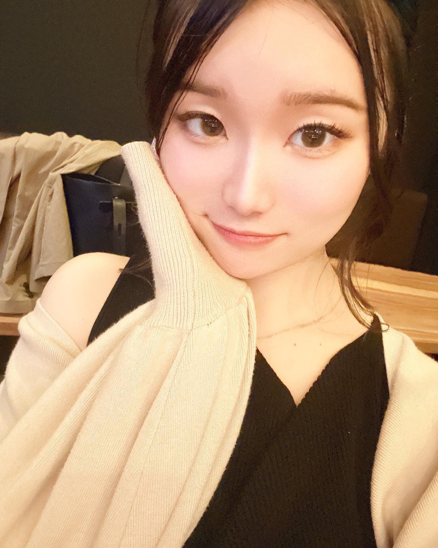  Instagramで記事を開く妃 アス...