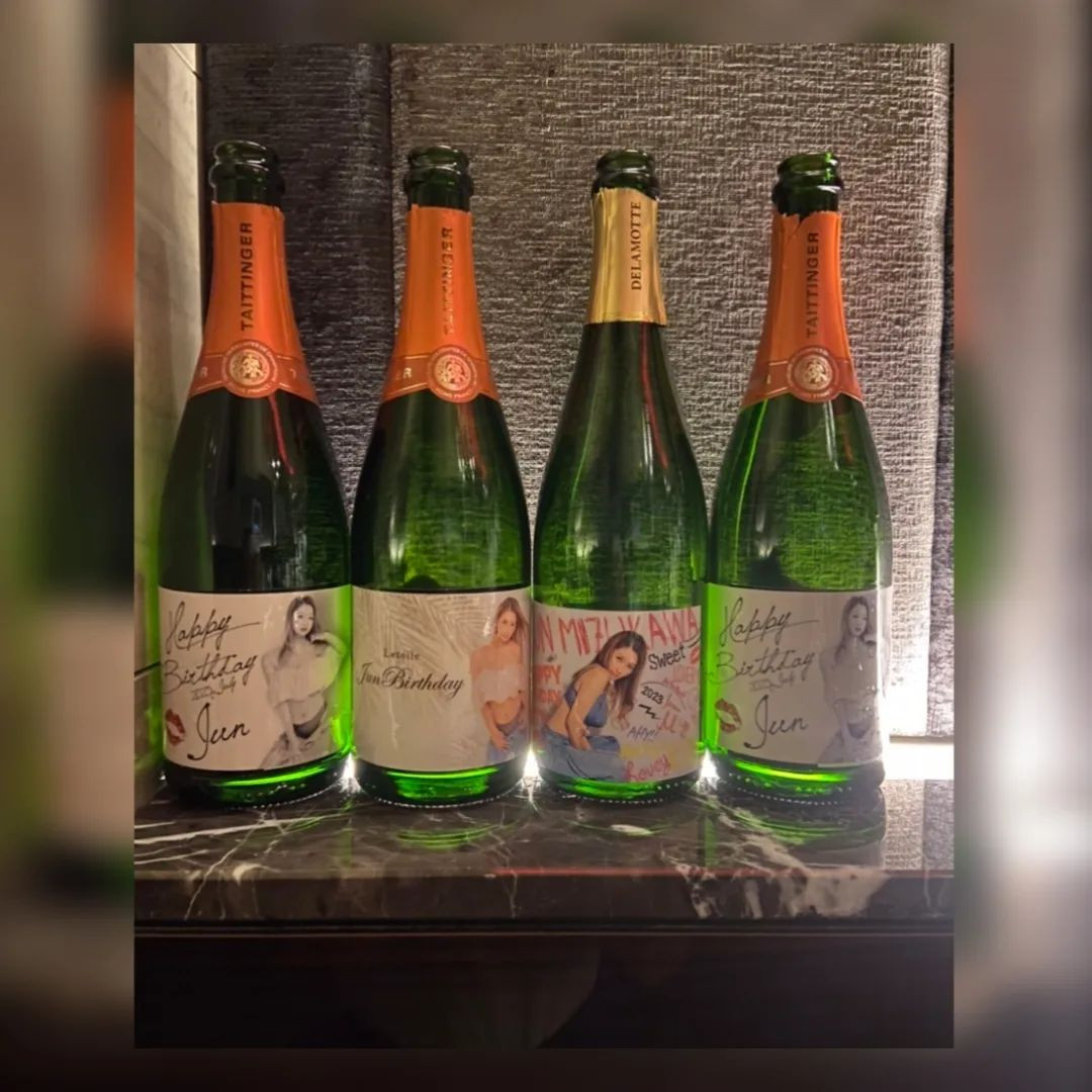 ⁡
⁡⁡
⁡昨日もたくさんシャンシャン🍾ご馳走さまでしたっ✨⁡
⁡⁡昨日はキャラ濃すぎて激しく楽しい1日でした🤣⁡
7月最後の土曜🧚‍♀️⁡
⁡楽しい日でありますよーに💁🏽‍♂️⁡
⁡@hibiki.group ⁡
⁡@letoile_sinseigroup ⁡⁡
⁡@miki_letoile
⁡#レトワール#響グループ #水川潤#美松ビル5F#札幌 #すすきの #北海道 #ニュークラブ #ニュークラ嬢 #すすきのニュークラ #ラウンジ #ラウンジ嬢 #キャバクラ #キャバ嬢 #ホステス #夜職 #ナイト