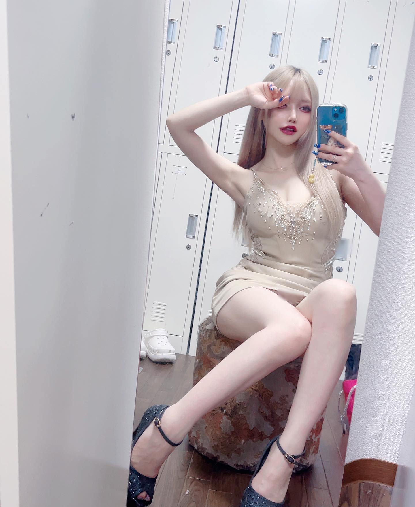 .
.
眩しみ。。鏡に映る私が。。。え

.
.