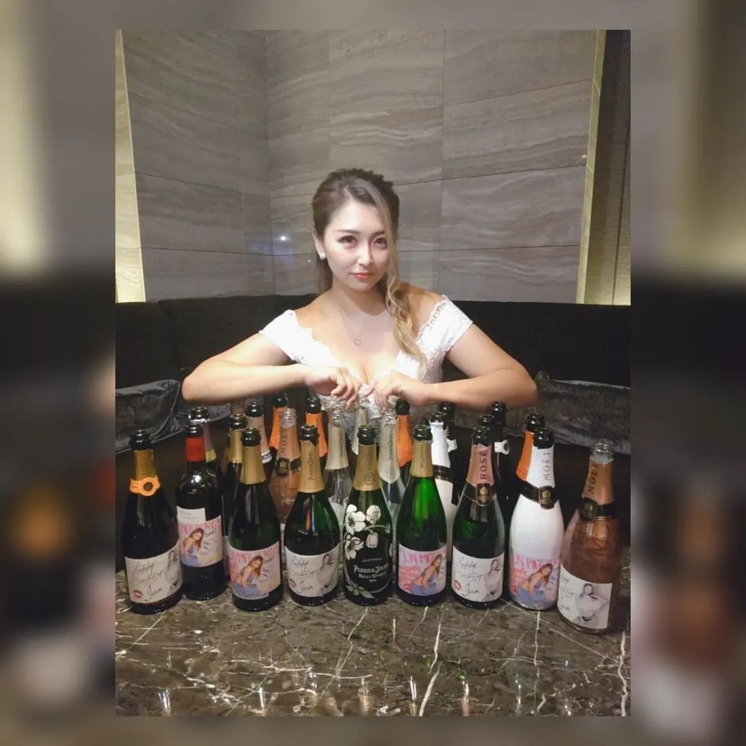 ⁡
⁡7月誕生日お祝いして下さった方々本当にありがとうございました🍾✴︎ .。❤
⁡約1年2ヶ月レトワールで働いて初めてラベルをつくりBirthdayやらせて頂き
⁡不安もあったけどみなさんの温かさを感じるとても幸せな誕生日月間でした🌸❤
⁡⁡
つくづく自分のお酒の強さを知りました🤣⁡⁡
⁡
今月からは恩返し月間です🤗⁡
⁡これからもレトワールで頑張っていくのでこれからも応援よろしくお願いします✨⁡⁡
⁡@hibiki.group
⁡@letoile_sinseigroup ⁡⁡
⁡#レトワール#響グルー