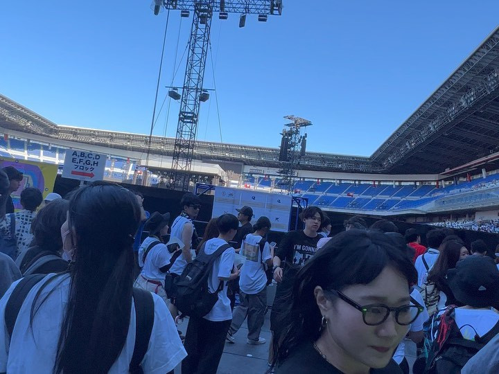 💙

UVERworld THE LIVE
7.29 日産スタジアム

中学生のとき初めて
UVERworldのライブを見に行った時のこと
ちっちゃいライブハウスでライブしてた頃とか
一般でチケット取れた頃とか思い出したら
会場に入った瞬間からすでに
いろんな感情が溢れてきて泣けた（笑）

ほんとにUVERworldはわたしの人生。
だからTHEORYは安定に号泣
そしてモノクロームも号泣
CHANCE！もRANGEもENもモンピも、、
てかほとんど泣いてた気がする

こんなおっきい日産スタジアムのステー