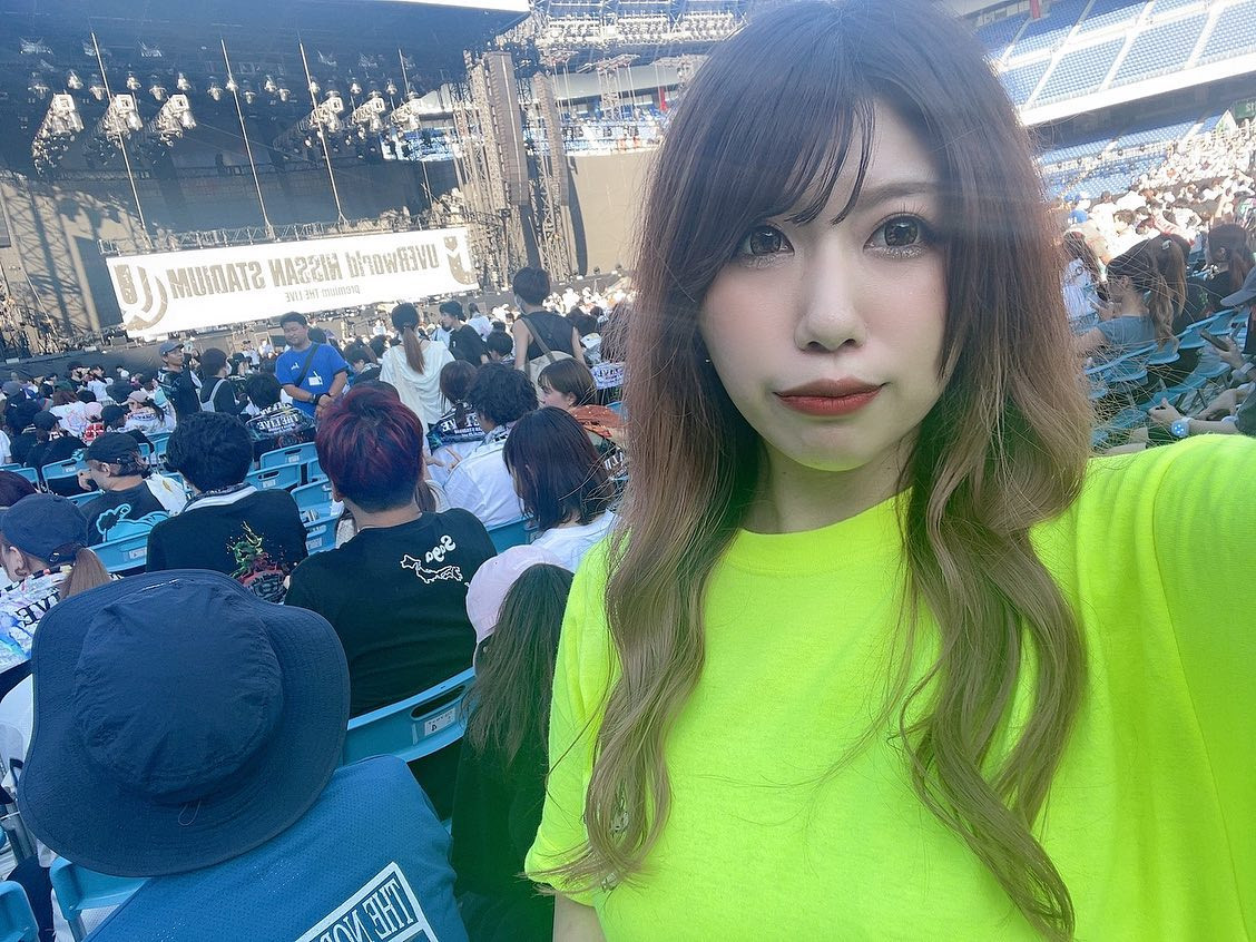 💙

ここ最近のライブでは
このフェスTがお気に入りで
こればっかり着てる🫶🏻

どこにいても見つけやすいのがポイント☝🏻
日産なんてめちゃくちゃ広いのに
お友達とすぐ会えた！✨

2日目は昔から着まくってるやつ👕
これもみんなでお揃い🩷

ライブとかイベントごとは
オソロコーデとかしがちよね🧏🏻‍♀️💝

後ろもかわいいから
マブたちを友情出演させました🥺🤍

#uverworld #uverworld好きな人と繋がりたい #takuya_world_official #uverworldライブ #ta