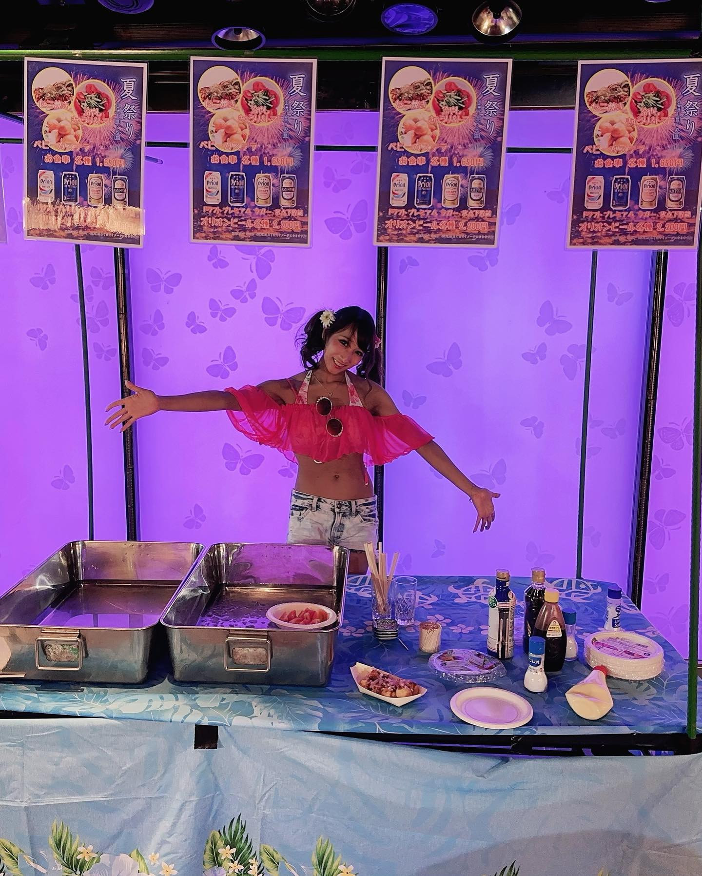 屋台の売り子はもにゃんです🏮❤️
人気メニューはたこやきっ🐙❤️‍🔥

なかたにさんが作る焼きそばが
超美味しかったから
またやってほしいな🥹💕
そんななかたにさん、
甚平着ててお似合いで
一緒に写真撮りたいなって
一瞬思ったんだけど
お忙しそうだから声かけるのやめたの🥺

そしたら私が営業後に写真撮ってたら
映り込みにきてくれてて
超嬉しかった！！笑🥹✨️
2枚目！！お気に入りすぎる1枚😆

TIKTOKも撮ってたら後ろで
パフォーマンスしてくれたし
いつもほんとに優しい🥹

忙しい時でも思いやりあふれ