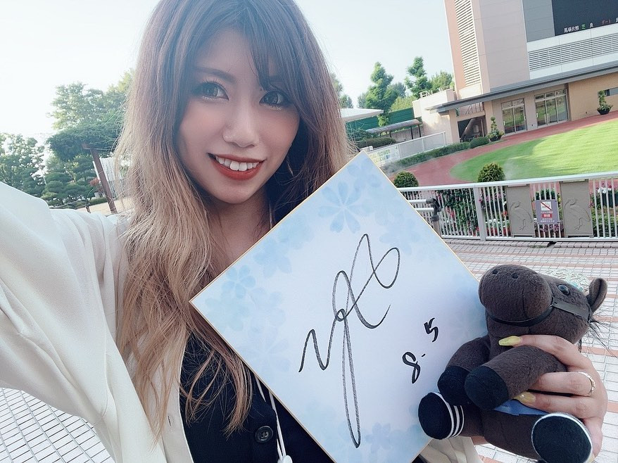 💙

2023.8.5 新潟12R

菱田騎手🏇
最終レース勝利🏅✨
サインありがとうございました🥺🩷

とにもかくにもかっこよかったです🫶🏻
ひとりひとりの目を見て
サインしてて素敵だった〜😫🤍🤍

#新潟競馬場 #新潟競馬 #菱田裕二 #菱田騎手 #菱田裕二騎手 
#夏競馬 #競馬 #馬女 #うまじょ #umajo #競馬場 #ジョッキー 
#軽率なヲタク #隠しきれないヲタク #かくしきれないヲタク
#新潟美人 #snacknodoka #スナックママ #新潟12r #競馬ギャル #ギャル #ダート