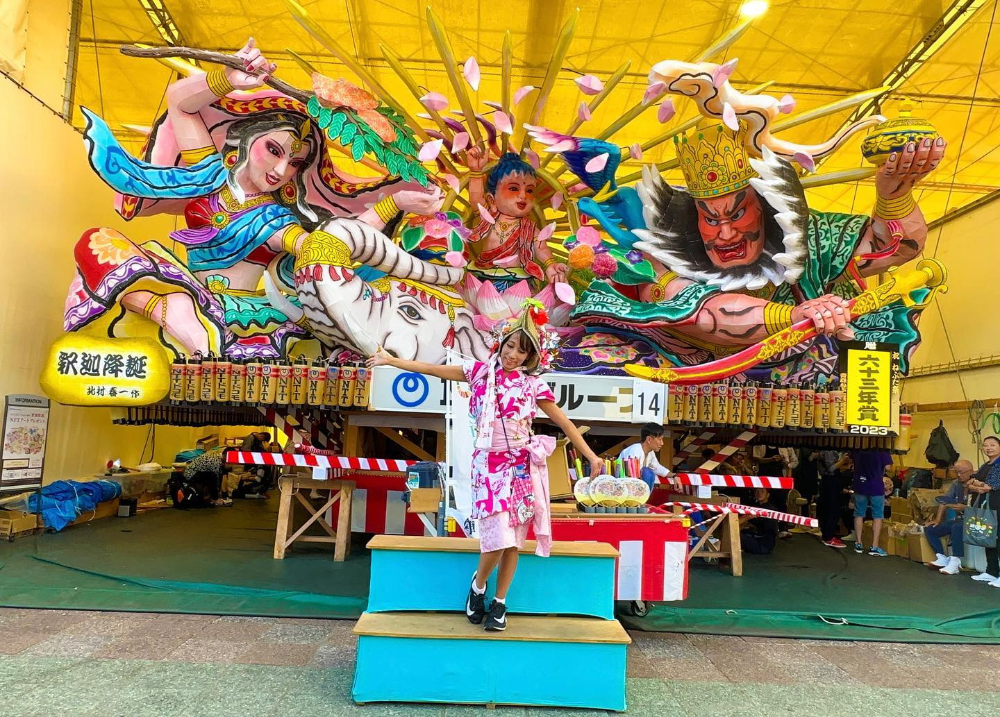 青森の熱い夏❤️‍🔥❤️‍🔥
青森ねぶた開幕👹🩸🔥
小屋前で出陣前に💪

18時の小屋出し前は
ねぶたが小屋に入っているので
ここで写真を撮ったり
ねぶたを近くで
観ることができるよ🔥❤️‍🔥

夜運行の前のお昼の姿も
かっこいい！✨️

駅から徒歩10分弱、
アスパムの裏にあります🥰

ねぶた来た際はぜひ観てみてね！✨️
ちなみに大体18時には小屋を
順番に出発して
待機場所へ向かうんだけど
夕暮れと灯りがついたねぶたも
ここの一瞬でしか観られないので
私は小屋出し～待機場所での
ねぶたもだいすき🌇

