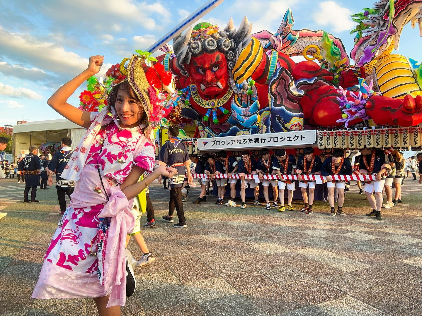 らっせーら！！🔥なぬかび！
青森の短くて熱い夏が今日で終わり🥲

小屋出し～待機場所へ向かう途中❤️
昼間運行に海上運行、花火大会と
最終日はお昼から夜まで
盛りだくさん✨

今は汗だらだらで
大西の味噌カレー牛乳ラーメンに
並んでます、、😚🍜笑

ハネトは体力つけないとお🔥❤️‍🔥

#ねぶた #青森ねぶた祭り #青森ねぶた #青森 #青森観光 #青森市 #青森旅行 #ねぶた祭り #ねぷた #ハネト #跳人 #青森県 #青森カメラ部 #地方創生 #故郷 #故郷の風景 #インフルエンサー #浴衣 #祭り 