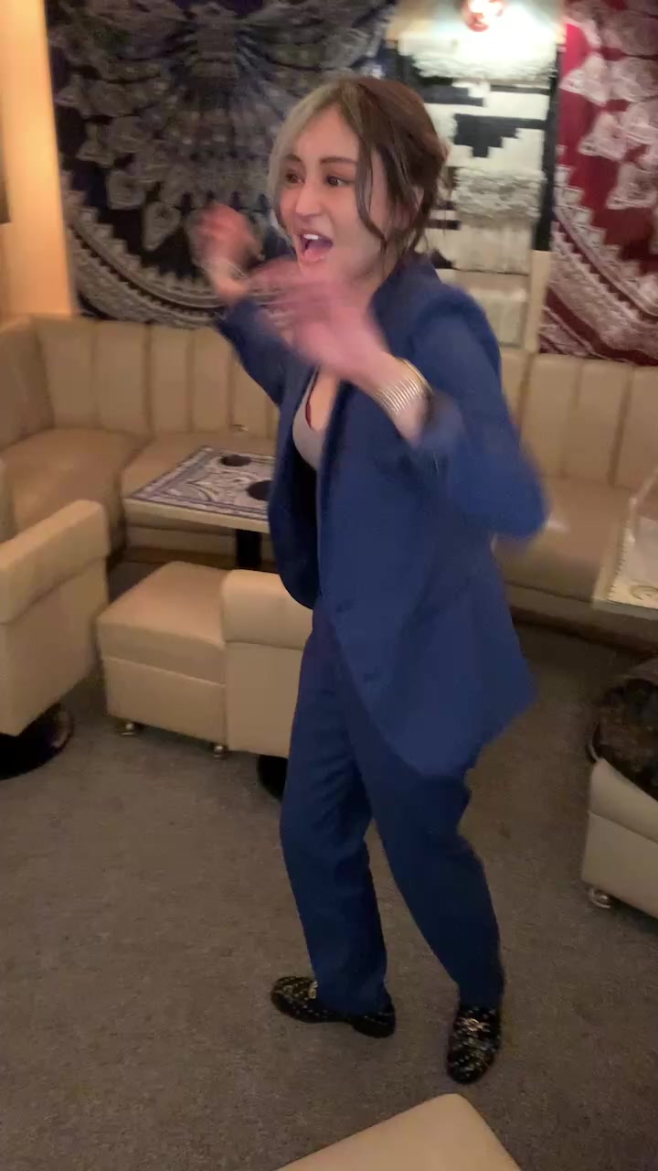 私は酔うとマリオの曲をアカペラで歌いオリジナルダンスを踊り出してしまいます。ちなみに今回のオリジナルダンスは夏ということで盆踊りを意識してみました👘🏮 #キャバクラ#キャバクラあるある#アカペラ#とにかく騒がしい#マリオの曲#盆踊り#記憶はありますよ