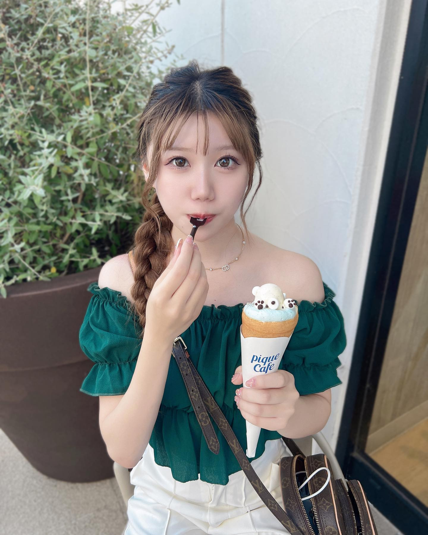 .すぐ溶けちゃってくまさんの目
無いけどジェラピケのクレープ🧸♡

実はそんな甘党じゃないから半分しか食べれないんだ🤫(笑)

写真見て1発目に思ったのが盛れてる盛れてないじゃなくて
バックの乱れてる感じほんと自分そゆとこ〜😑
でした。(笑)