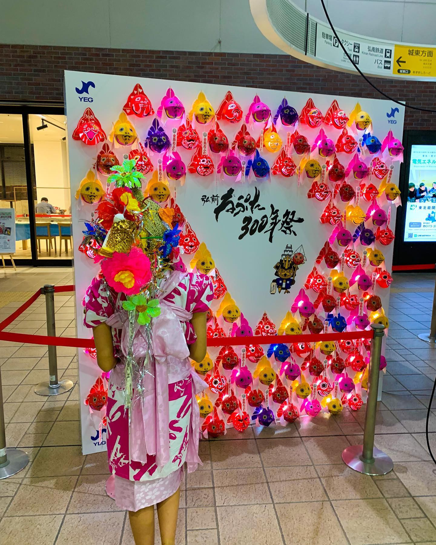 弘前ねぷた300年祭り🏮👘✨
金魚ねぷたたちと弘前駅にて❤️‍🔥

青森ねぶた帰りで弘前とコラボ🥹
(全て昨年の写真です🙇‍♀️)

金魚ねぷた持ってるたかまるくんも
可愛い～🥰❤️

2枚目は初音ミクちゃん扮する
ねぷたミクちゃんねぷたと❤️

桜ミクちゃんとして
弘前桜まつり公式応援キャラクターを
務めて下さってるミクちゃん、
弘前ねぷたも
ねぷたミクとして応援してくれてます🥰

なので私もねぷたミクTシャツで💓💓

堅田ねぷた愛好会の皆様が
快く撮って下さいました🥰

津軽衆の見送り絵のモデルは
私